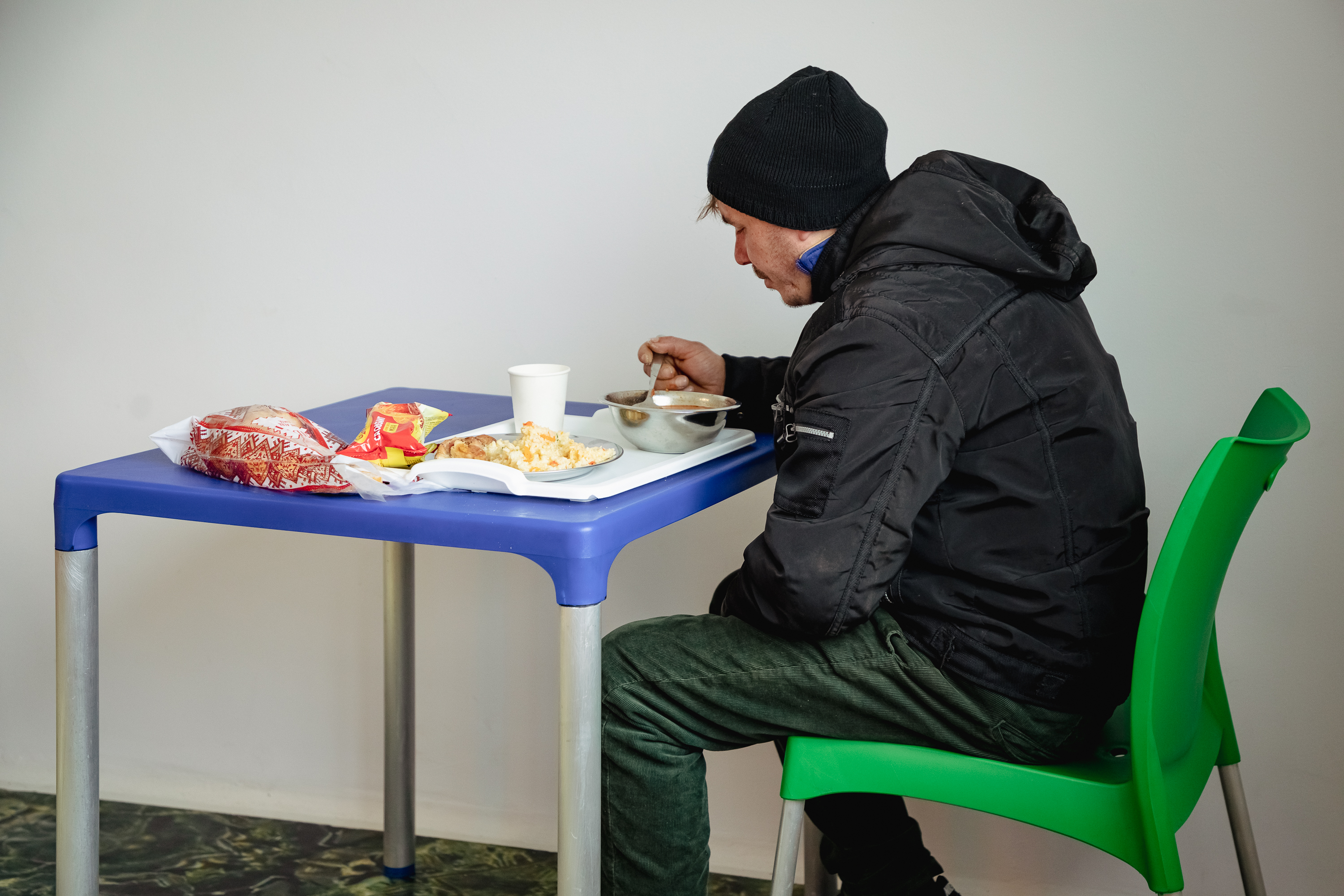 REPORTAJ. Cum e iarna în cel mai mare centru destinat oamenilor străzii din București pentru un pictor de icoane, un cinefil, un gropar și un inginer: „În momentul în care dai de dracul, și umbra te părăsește”