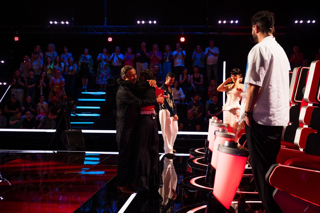 Theo Rose, în lacrimi la „Vocea României”. Cine și-a făcut apariția pe scena show-ului de la PRO TV: „M-am uitat la videoul ăsta de prea multe ori”