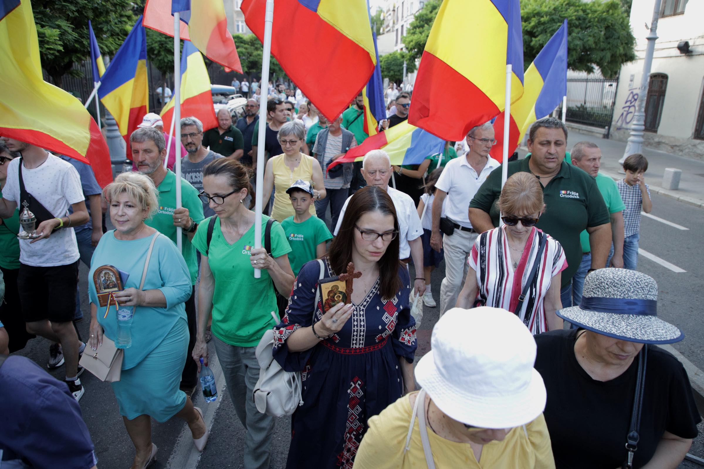 Gigi Becali a condus un miting anti-LGBT în București: „Dracii lasă duhuri rele”. ACCEPT: „Grupări agresive care instigă la ură”