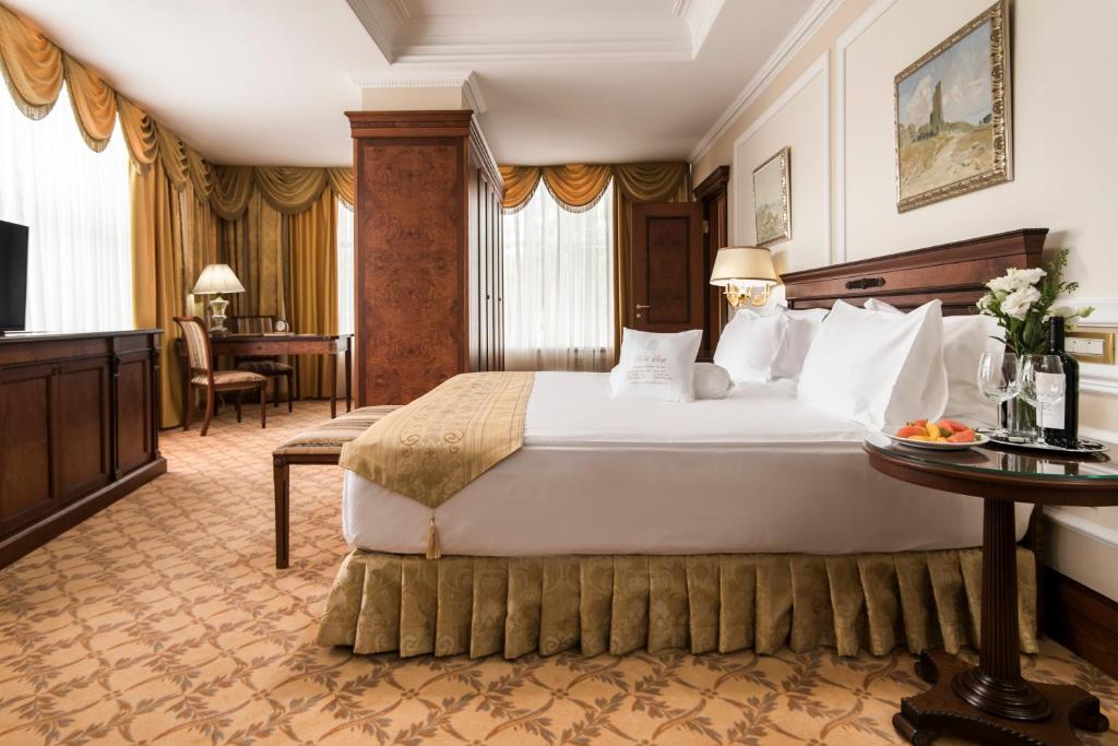 La TVR nu e austeritate. Șeful instituției, Dan Turturică, a călătorit de la București la Chișinău cu zbor la business class și a avut cazare la hotel de cinci stele. Reacția TVR