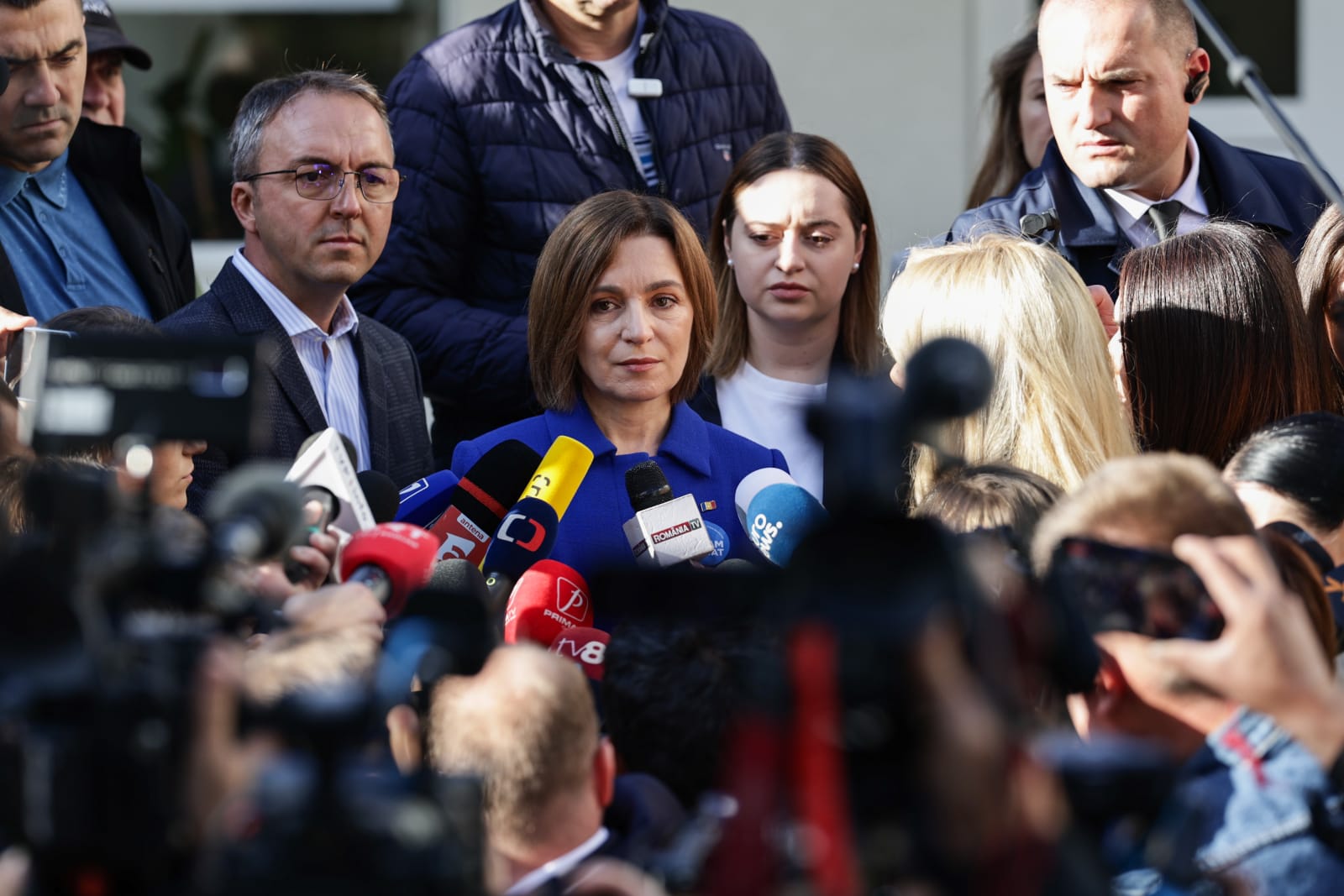 Ținuta purtată de Maia Sandu în ziua alegerilor parlamentare din Republica Moldova. Semnificația culorii alese de președintă