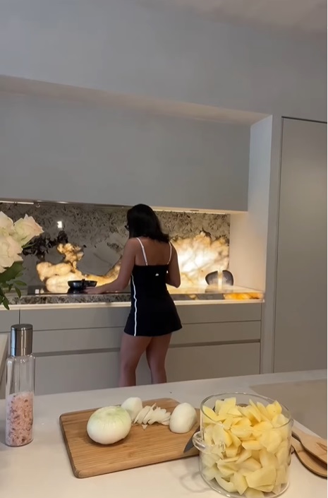 Georgina Rodriguez, virală pe Instagram cu rețeta ei de omletă spaniolă. Clipul în care iubita lui Cristiano Ronaldo gătește are peste 71 de milioane de vizualizări