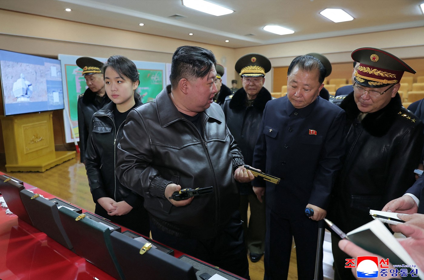 Fiica lui Kim Jong-un a tras cu pistolul în timpul unei vizite la o fabrică de armament: „Regimul încearcă să cultive imaginea unei femei puternice și de temut”