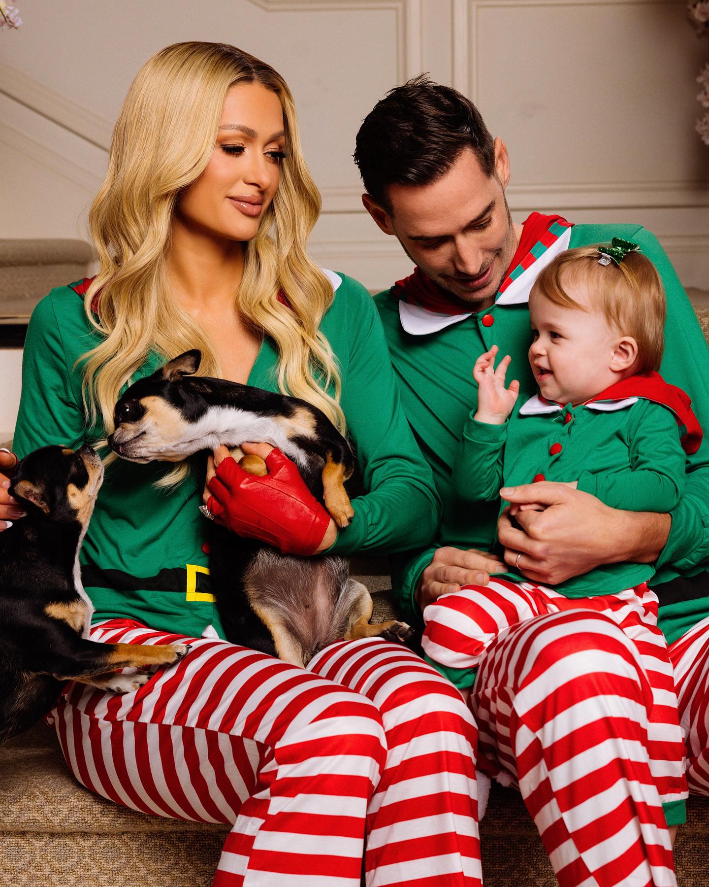 Paris Hilton a făcut o ședință foto de Crăciun complet dezbrăcată. S-a acoperit doar cu o fundă roșie: „Prezența mea e un cadou”