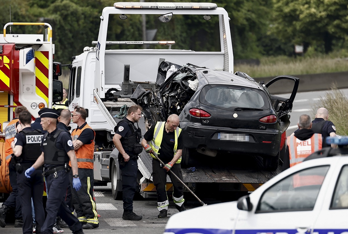 O adolescentă de 16 ani, găsită în viață în mașina în care au decedat trei polițiști, într-un accident cu 4 morți, în Franța
