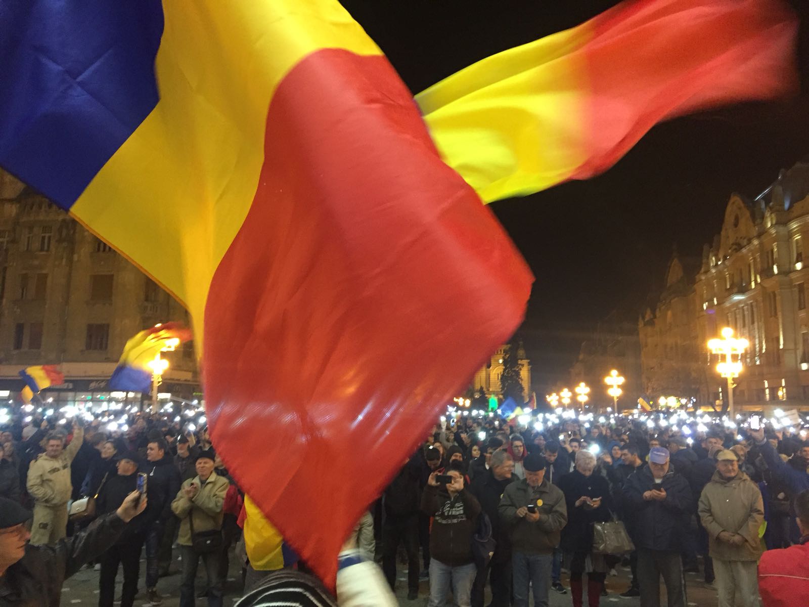 UPDATE: Proteste mai multe orașe din țară față de modificarea legilor justiției. Oamenii au ținut un moment de reculegere în memoria victimelor din Colectiv | FOTO&VIDEO