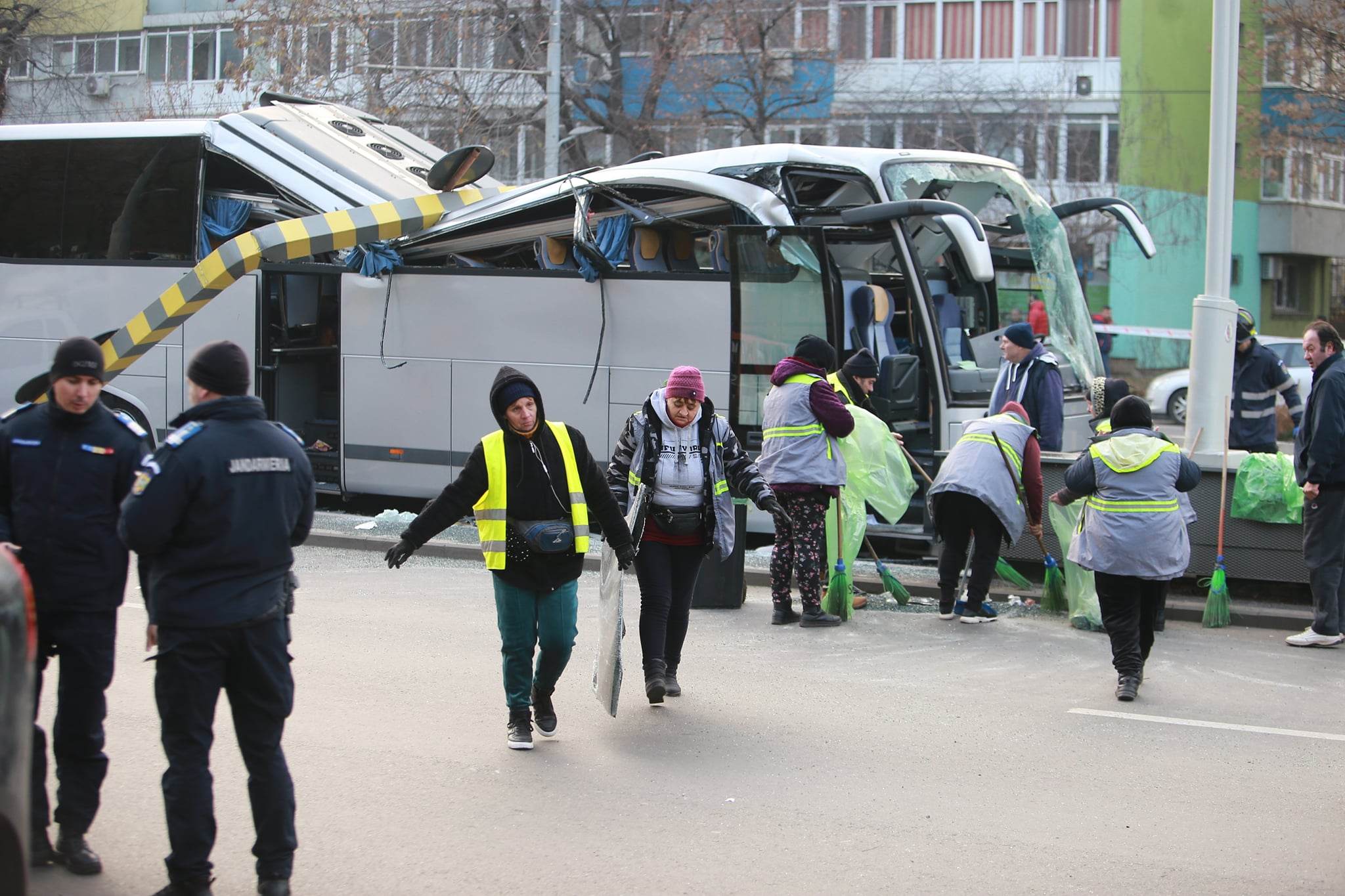Impact violent la intrarea în Pasajul Unirii. Un mort și 24 de răniți, după ce un autocar cu turiști a intrat în limitatorul de înălțime