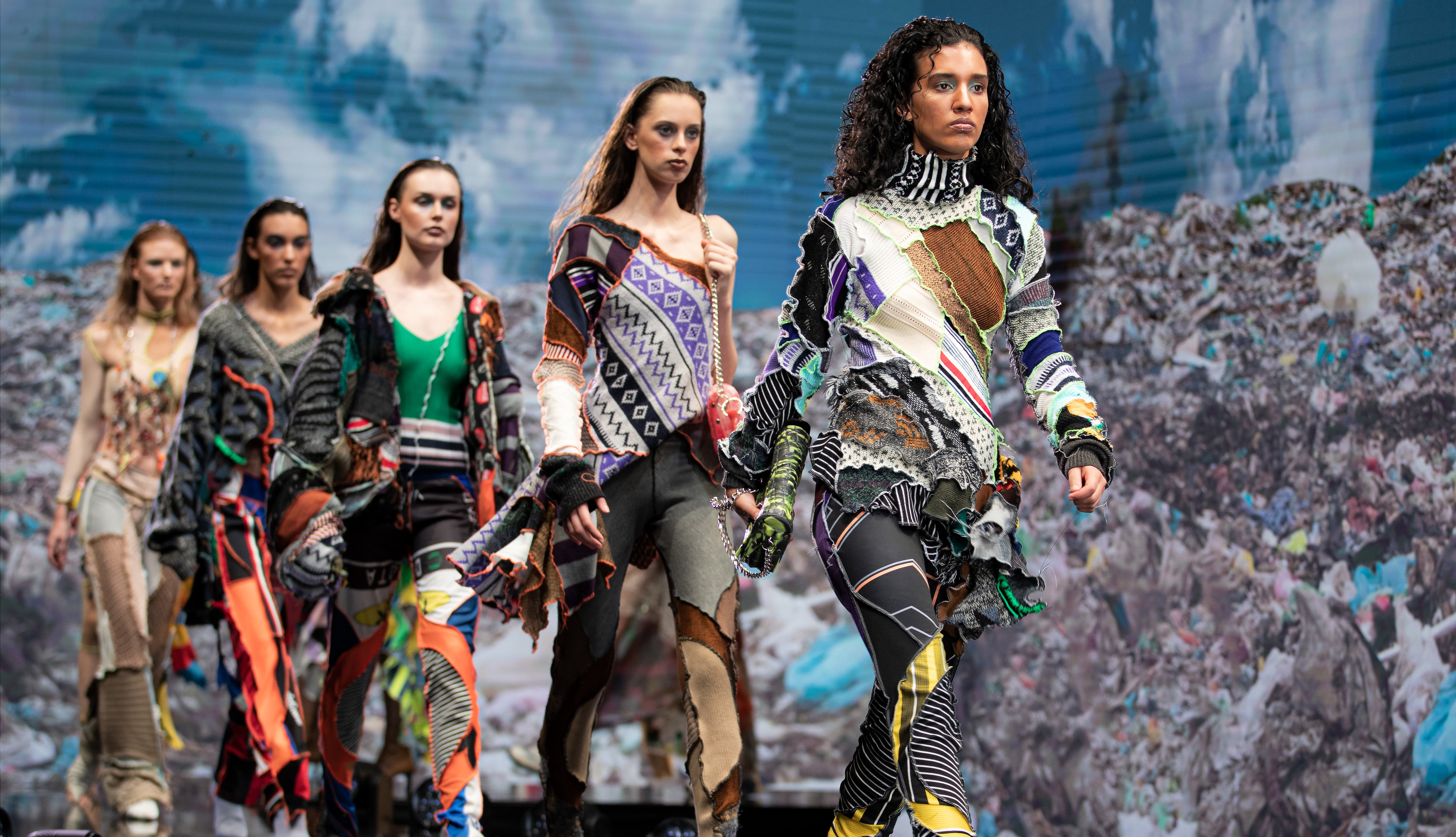 A Borbala bemutatója a BCEFW-n. A magyar divatmárka csak használt ruhadarabokból készít darabokat, és aktivizmmusával felhívja a figyelmet arra, hogy másképpen kell tekintenünk a "szemétre", a már nem viselt ruhadarabokra, mert ezek igazi erőforrásoknak számítanak