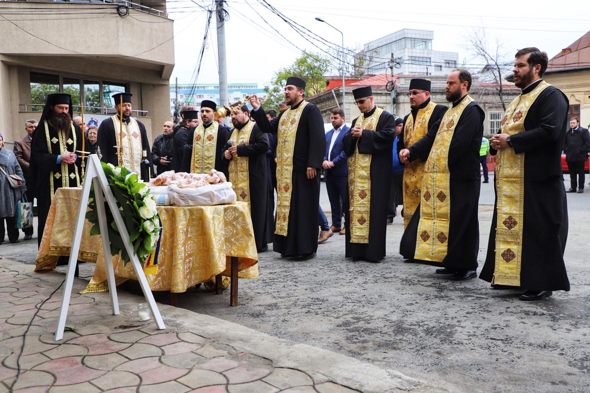 Flori și lacrimi la altarul Colectiv. Oamenii au adus un omagiu pentru cele 64 de victime
