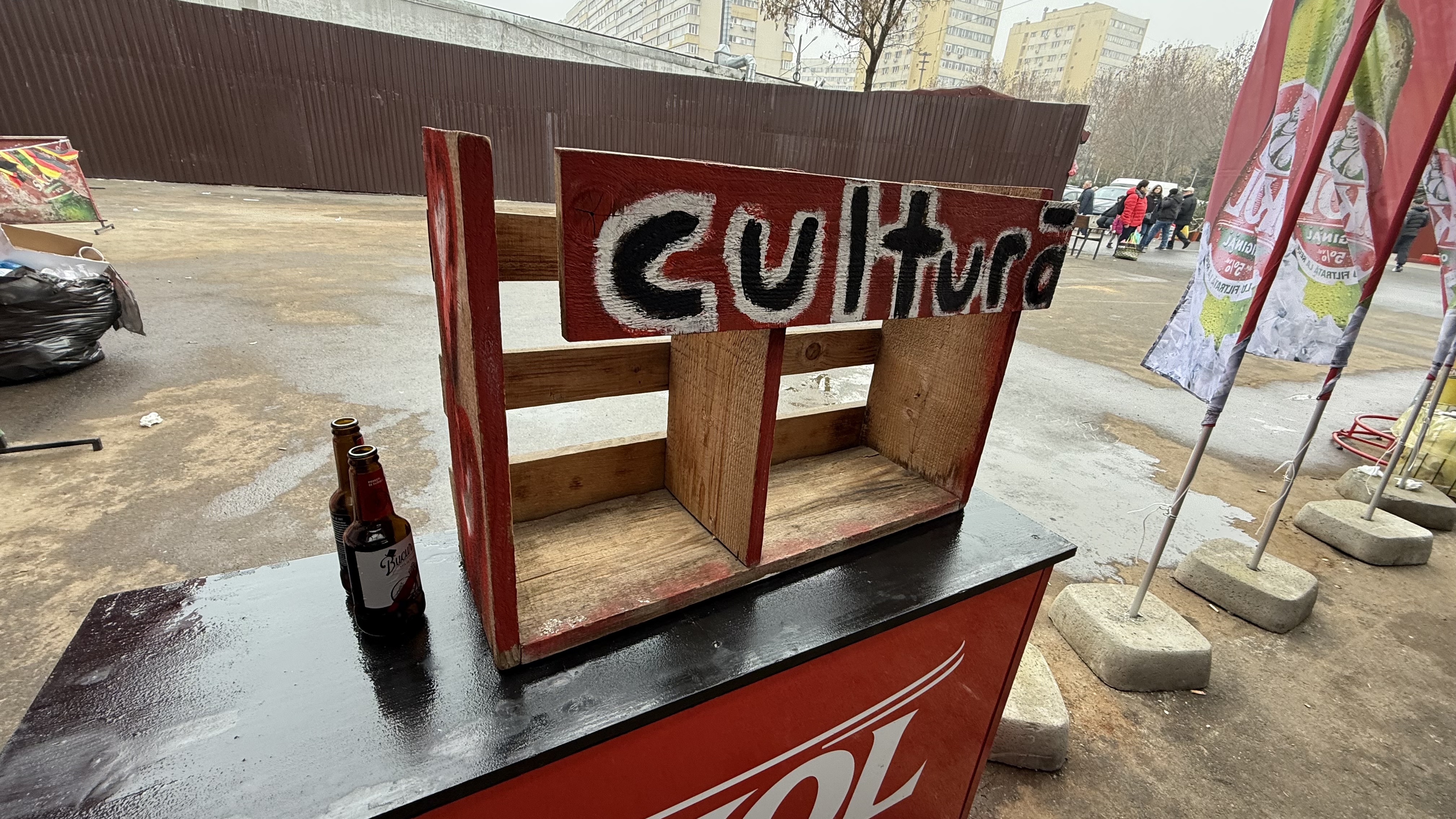 Terasa Obor și-a schimbat locația, dar cozile sunt la fel de mari. Cât costă un mic cu muștar în cea mai cunoscută piață din București