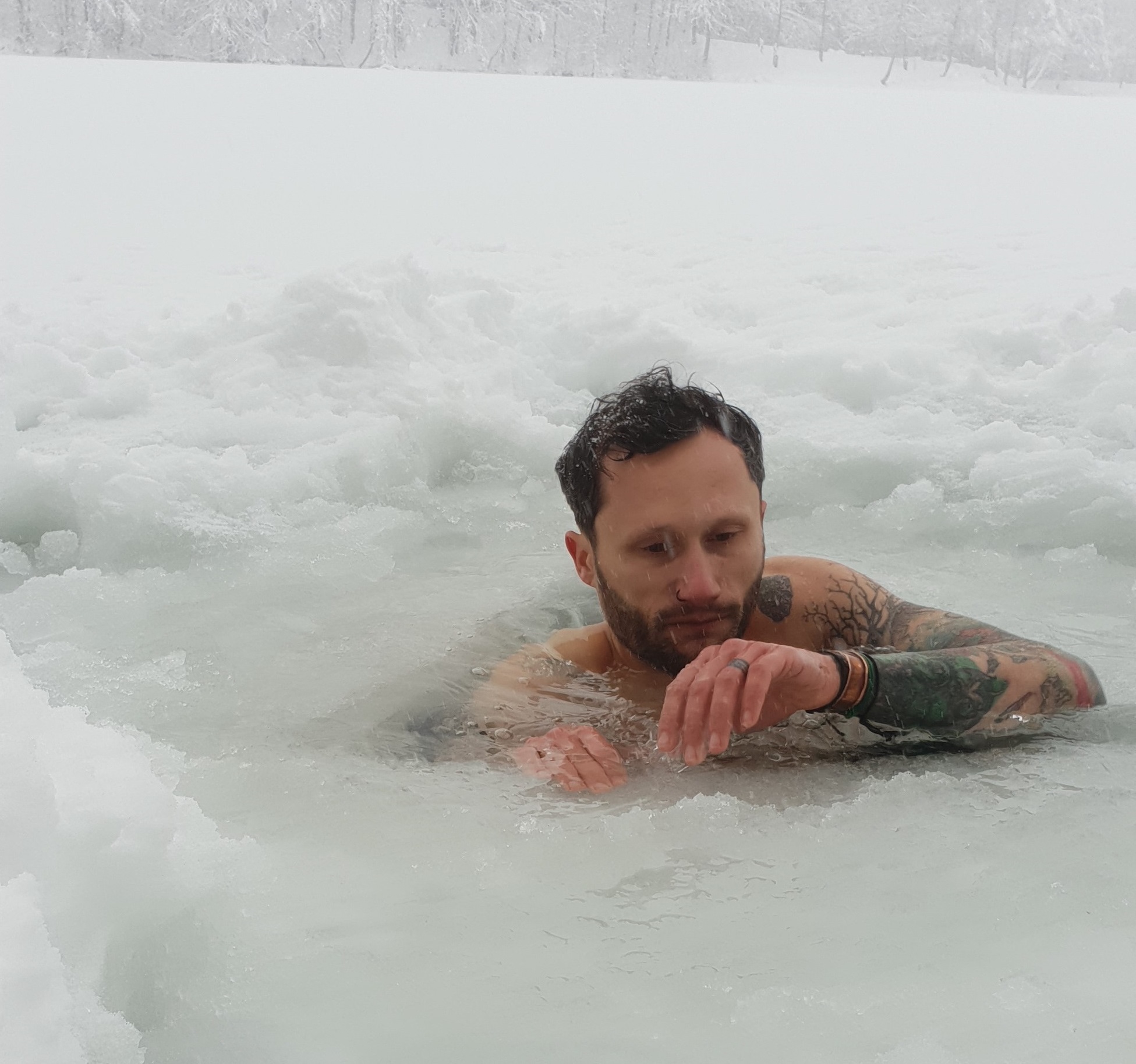 VIDEO/ Românul polar: face baie la copcă și are o sănătate de fier