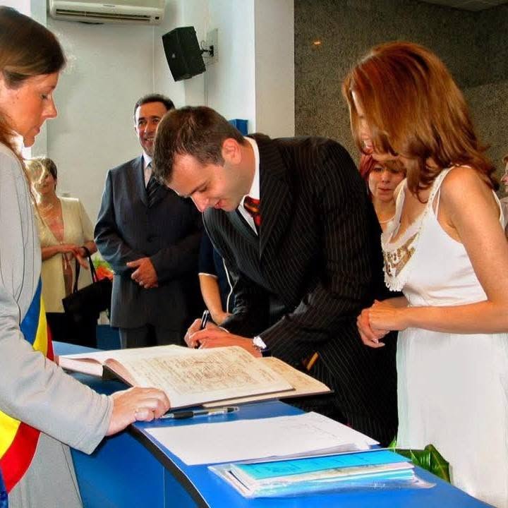 Imagini rare cu Mihai Morar și soția sa, Gabriela, la cununia civilă. Cum arătau în urmă cu 20 de ani