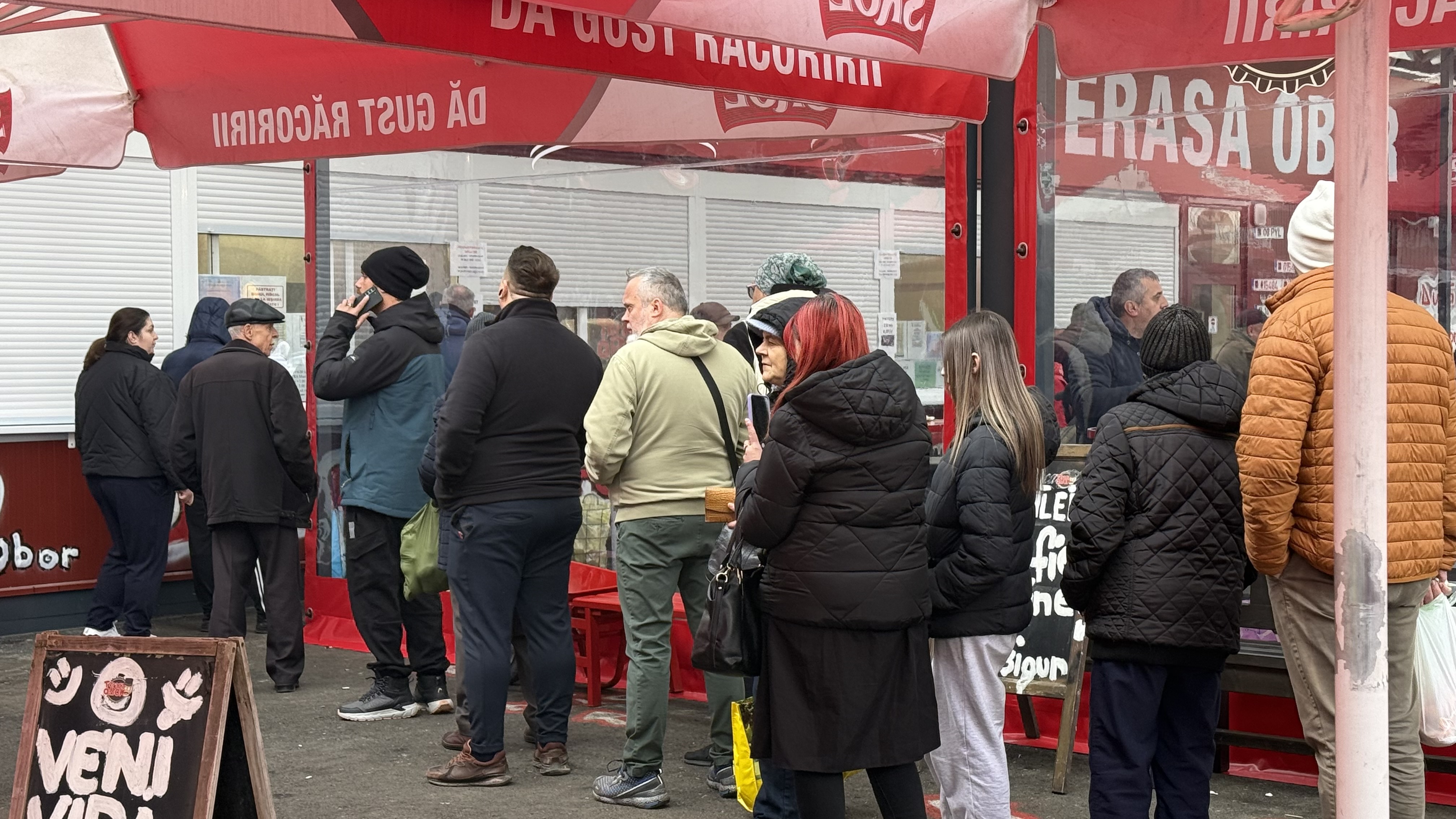Terasa Obor și-a schimbat locația, dar cozile sunt la fel de mari. Cât costă un mic cu muștar în cea mai cunoscută piață din București