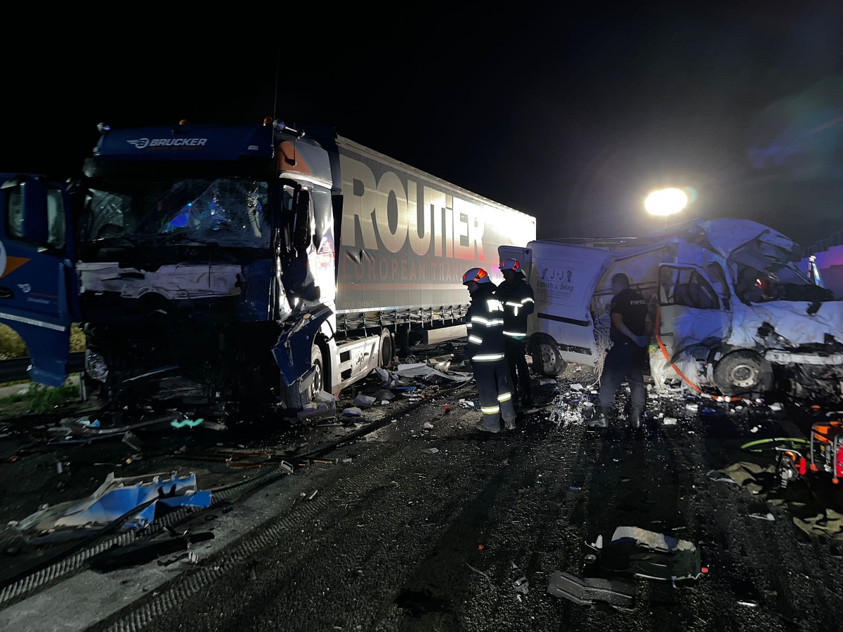 Imagini cumplite lângă Sibiu. Doi oameni au murit într-o dubă care a intrat într-un TIR, la ieșirea de pe A1 spre Valea Oltului