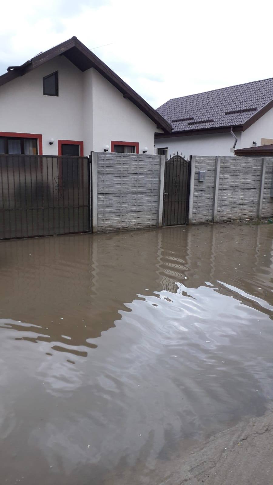 Case și drumuri inundate în București și Ilfov, luni dimineață, după o ploaie torențială (FOTO & VIDEO)