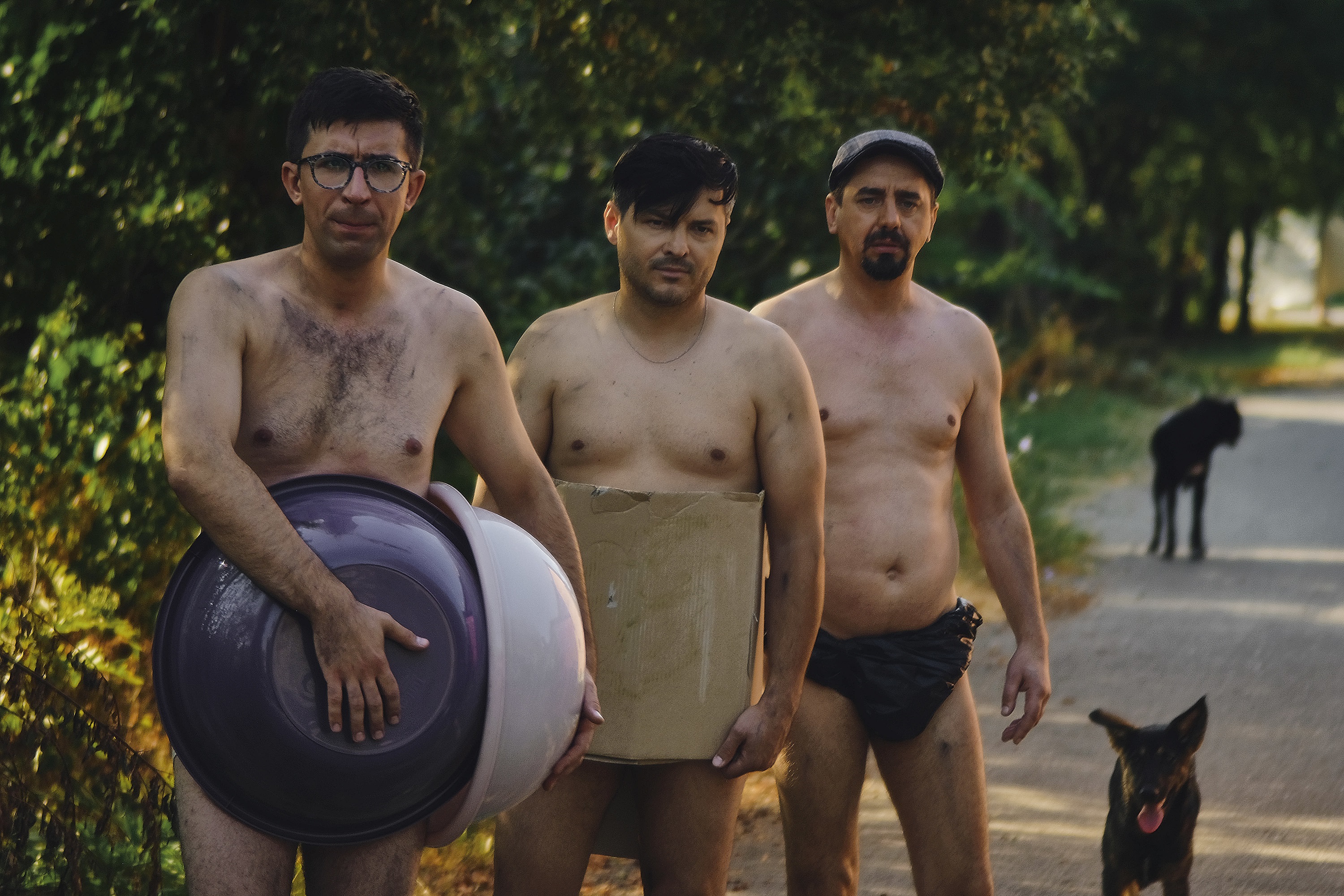 Imagini cu Liviu Vârciu, Răzvan Fodor, Cosmin Natanticu şi Ştefan Pavel, desculţi şi dezbrăcaţi, în serialul „Bravo, tată!”