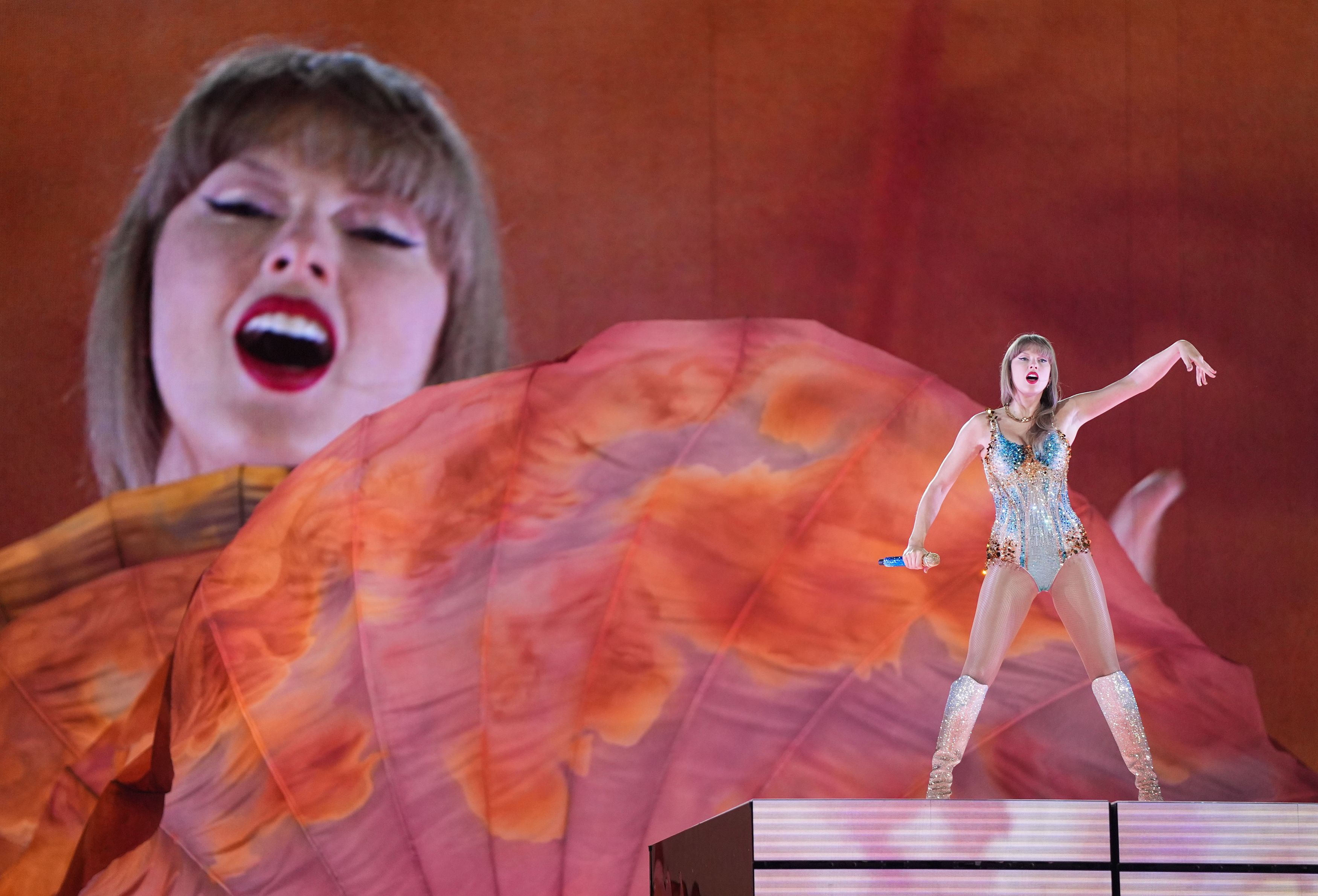 Câți bani le-a dat Taylor Swift angajaților care au lucrat cu ea la turneul de două miliarde de dolari