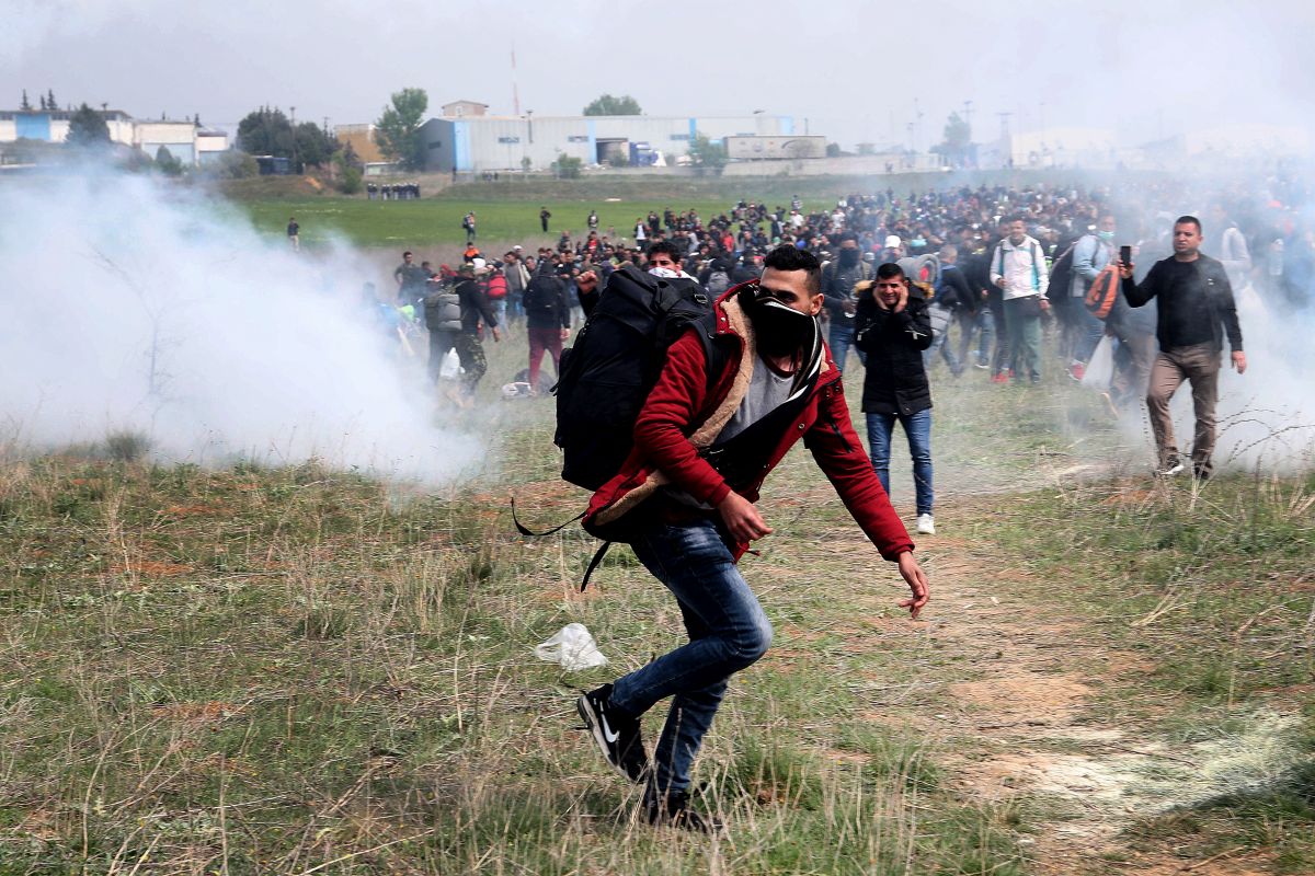 FOTO | Violențe în taberele de imigranți din nordul Greciei! Poliția a intervenit pentru a-i opri pe refugiați să treacă în Macedonia de Nord