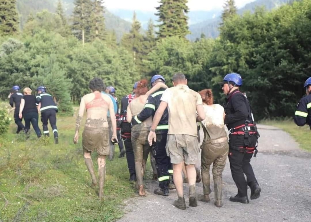 Imagini cutremurătoare surprinse după o alunecare de teren care a ucis 6 oameni, iar 35 sunt de negăsit, într-o stațiune montană din Georgia