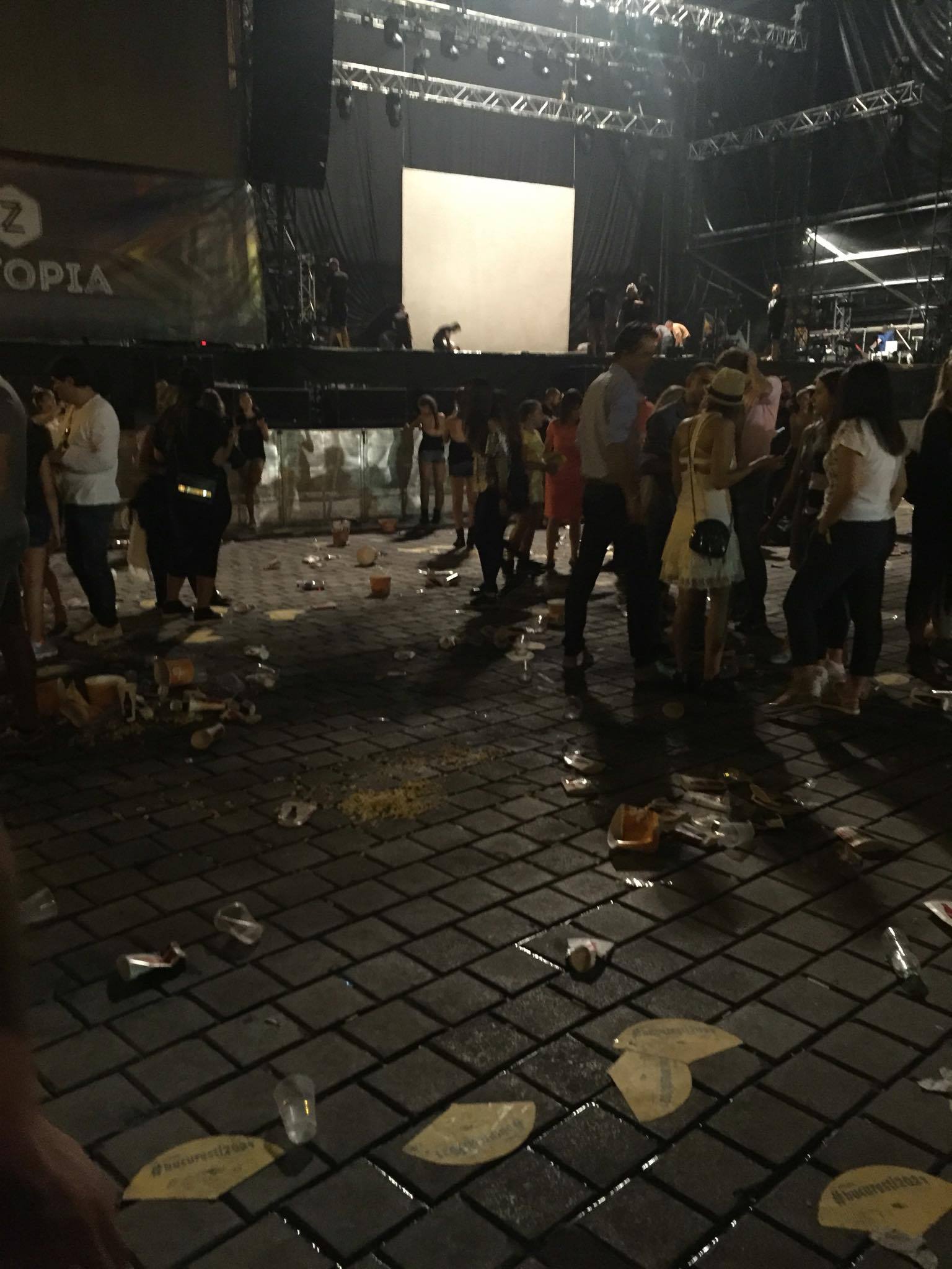 Piața Constituției, plină de gunoi după concertul Sia | FOTO