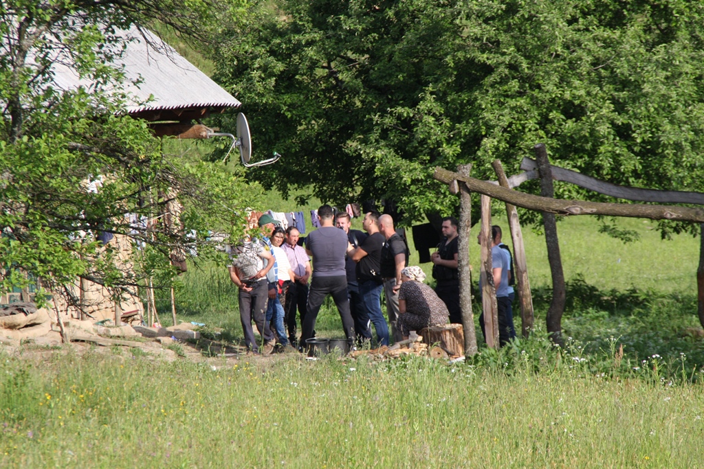 Un bărbat din Bistrița a fost ucis, tranșat și aruncat într-un pârâu. Suspecții de crimă, prinși după aproape un an