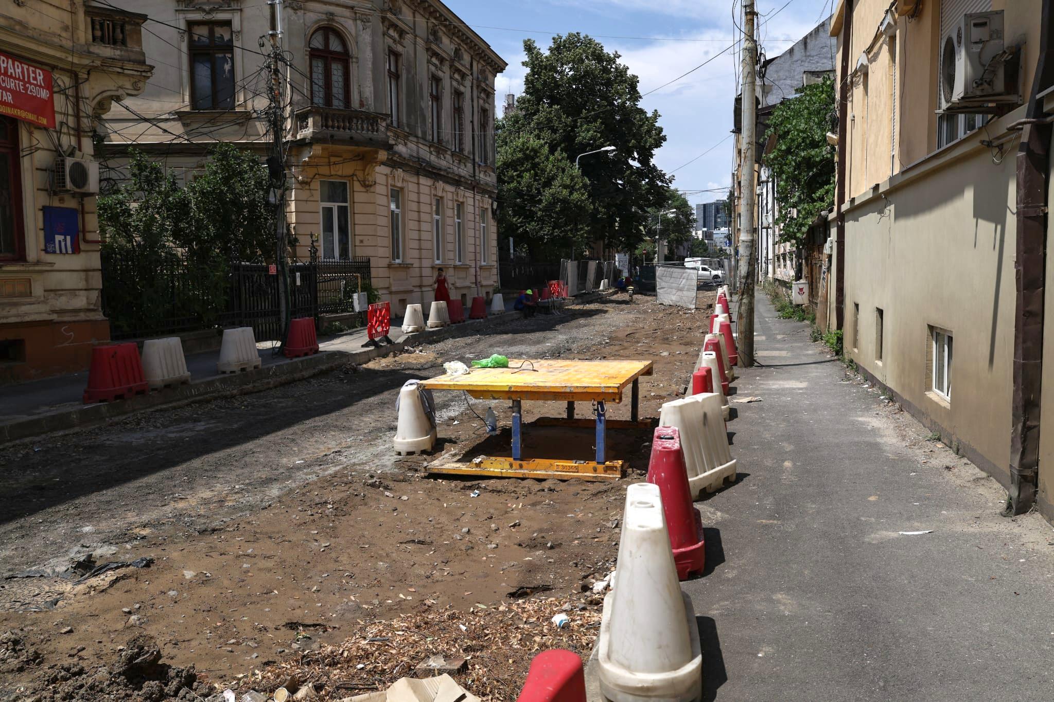 „Haos total! Tremură casa când trec utilajele”. Am mers pe șantierul STB să vedem cum se lucrează la schimbarea liniilor de tramvai