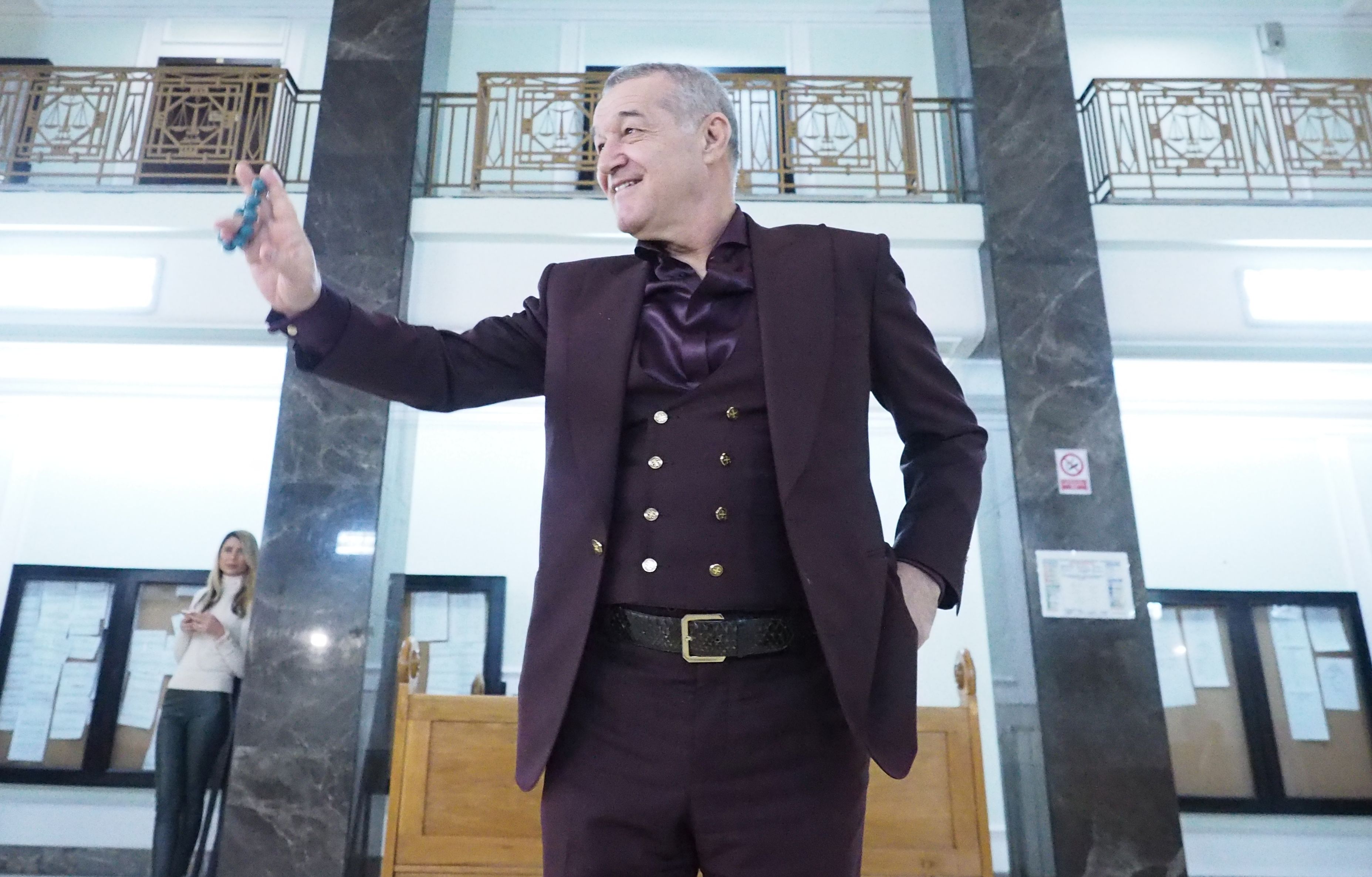 De ce Gigi Becali l-a blocat pe Călin Georgescu pe WhatsApp: „Mi-a trimis imnul partidului lui, o melodie cântată de Nicu Covaci”