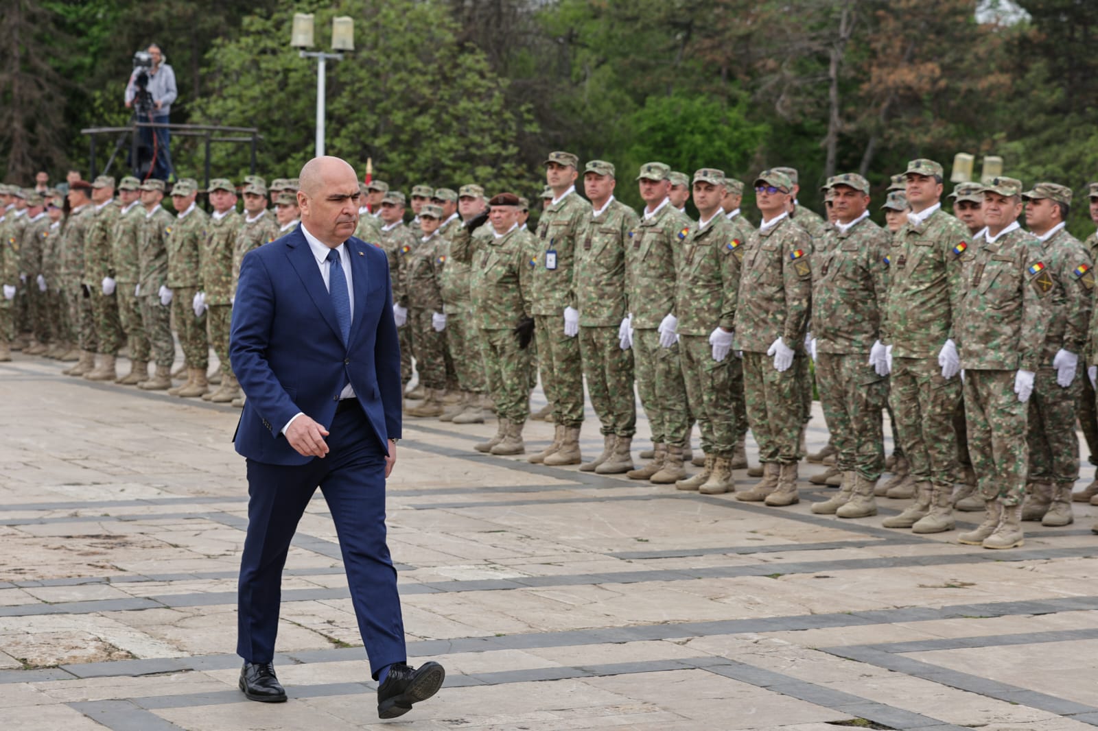 Ziua Forțelor Terestre 2025. Ilie Bolojan a vizitat fără Marcel Ciolacu expoziția de echipamente și tehnică militară din Parcul Carol | VIDEO