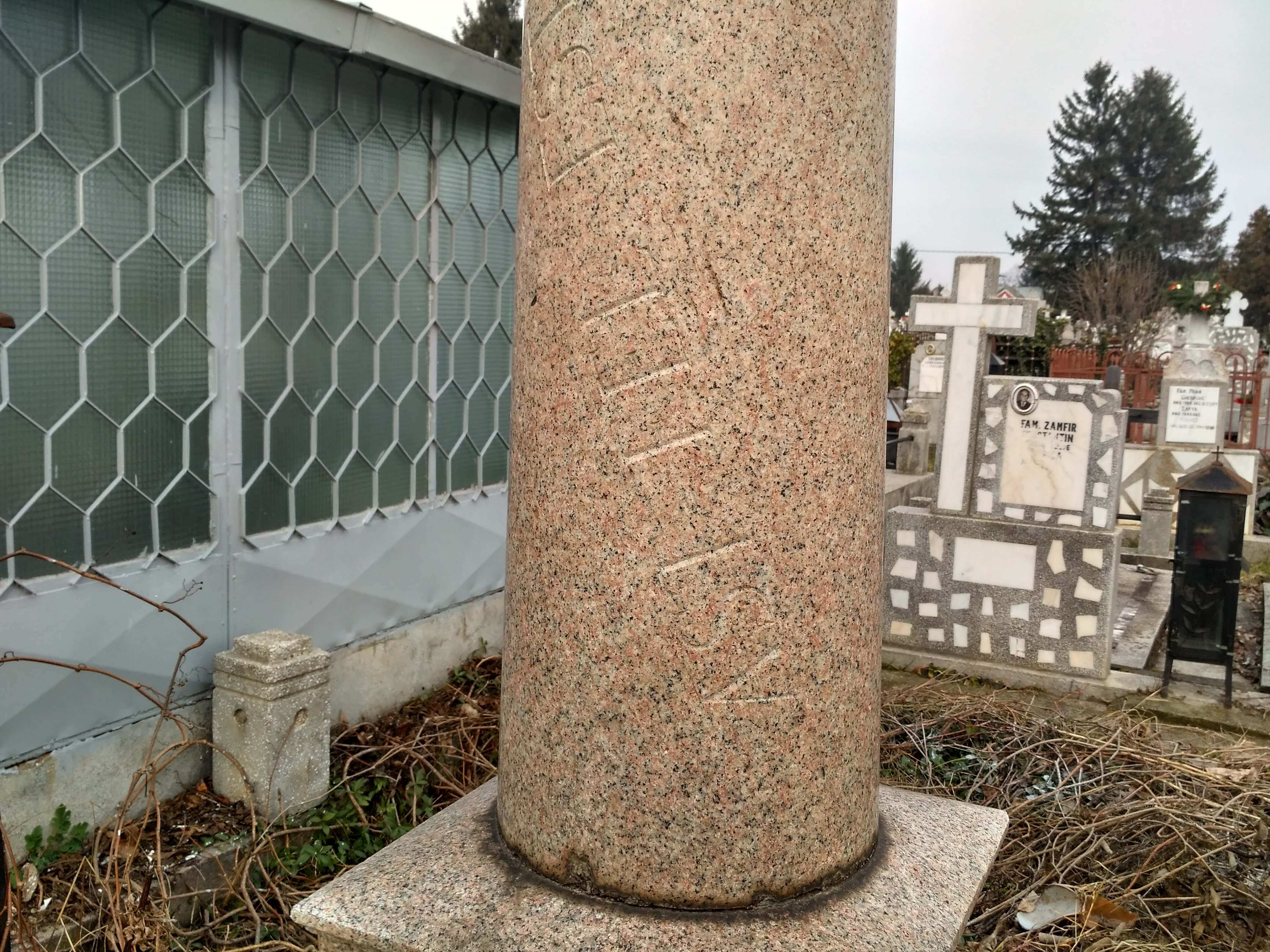 REPORTAJ/Cum a cinstit un ploieștean memoria nevestei care-l înșela. I-a ridicat cel mai original monument: ”Astfel este viața”/VIDEO