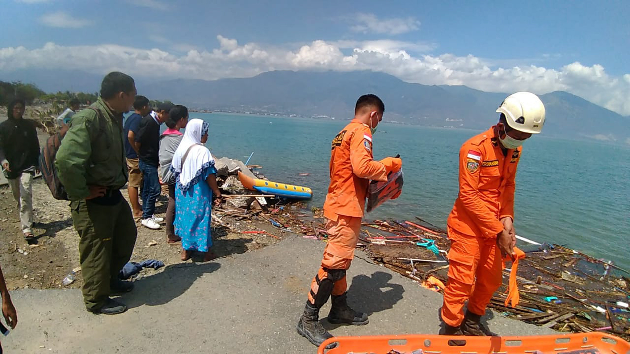 UPDATE / Bilanțul tragediei din Indonezia capătă proporții catastrofale: cel puțin 1.424 de morți. Decedații, înhumați în gropi comune