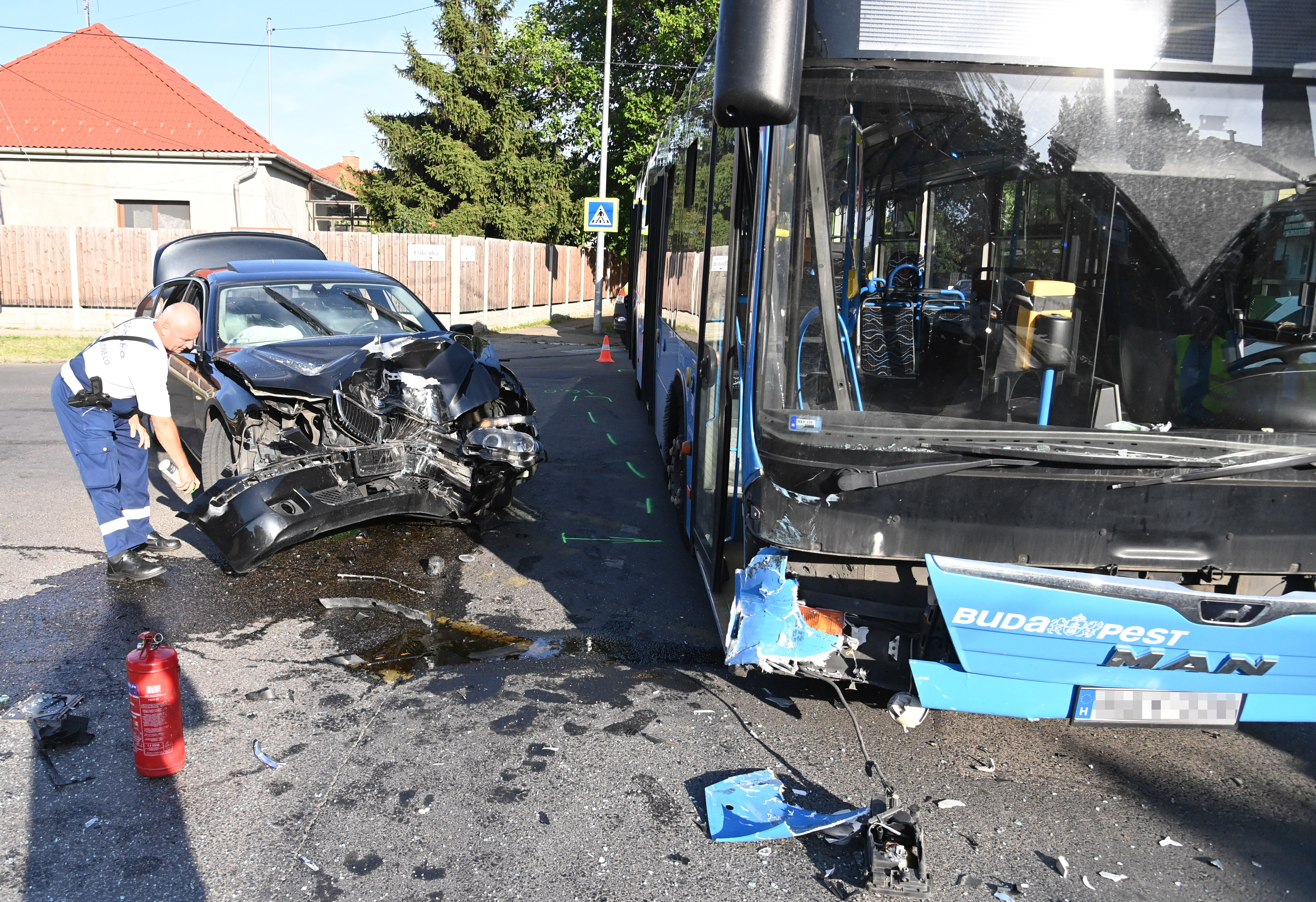 Súlyos sérült is van: BKK-busz és autó ütközött Budapesten