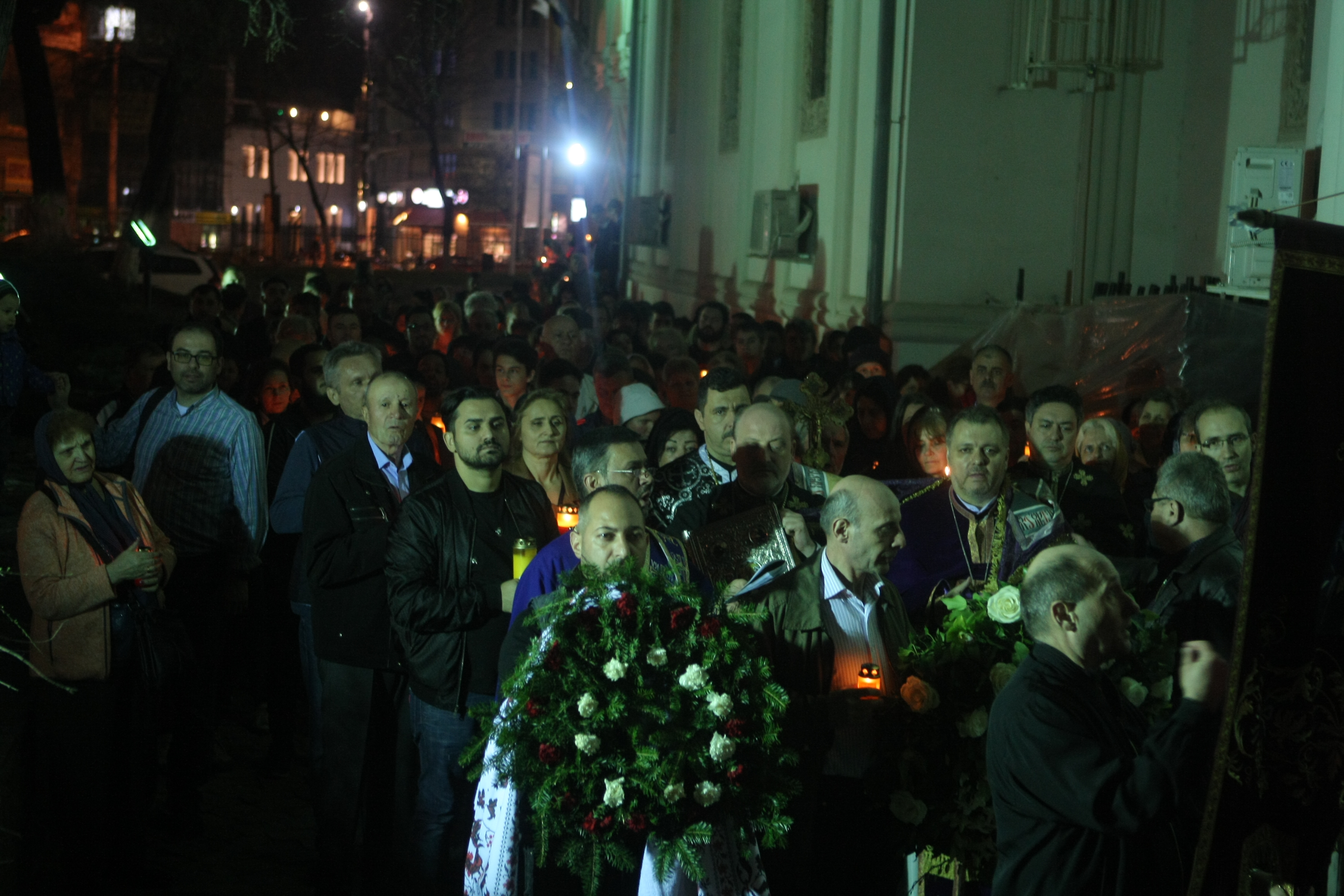 Credincioșii au participat la cântarea Deniei Prohodului la biserica Sfântul Gheorghe Nou din București GALERIE FOTO