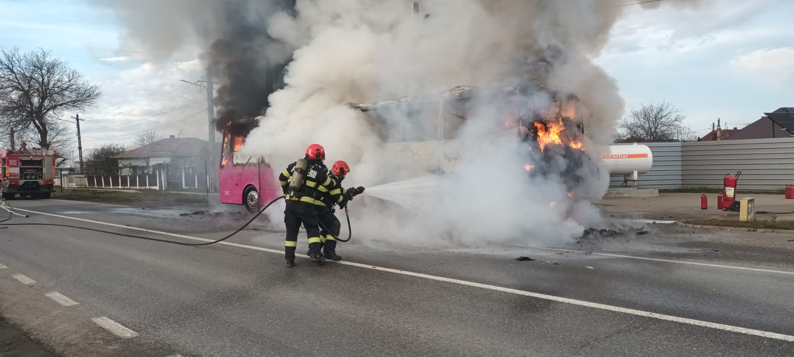 Un autocar plin cu copii a luat foc în județul Neamț, în dreptul unei stații GPL