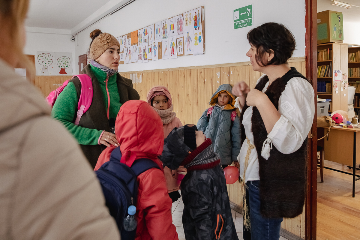 SPERANȚĂ. Într-o școală din Olt, o profesoară îi învață pe copiii cu părinți în străinătate să creadă că tinerii pot reuși și în țară: „Se pot realiza oriunde, numai să găsească oamenii potriviți”