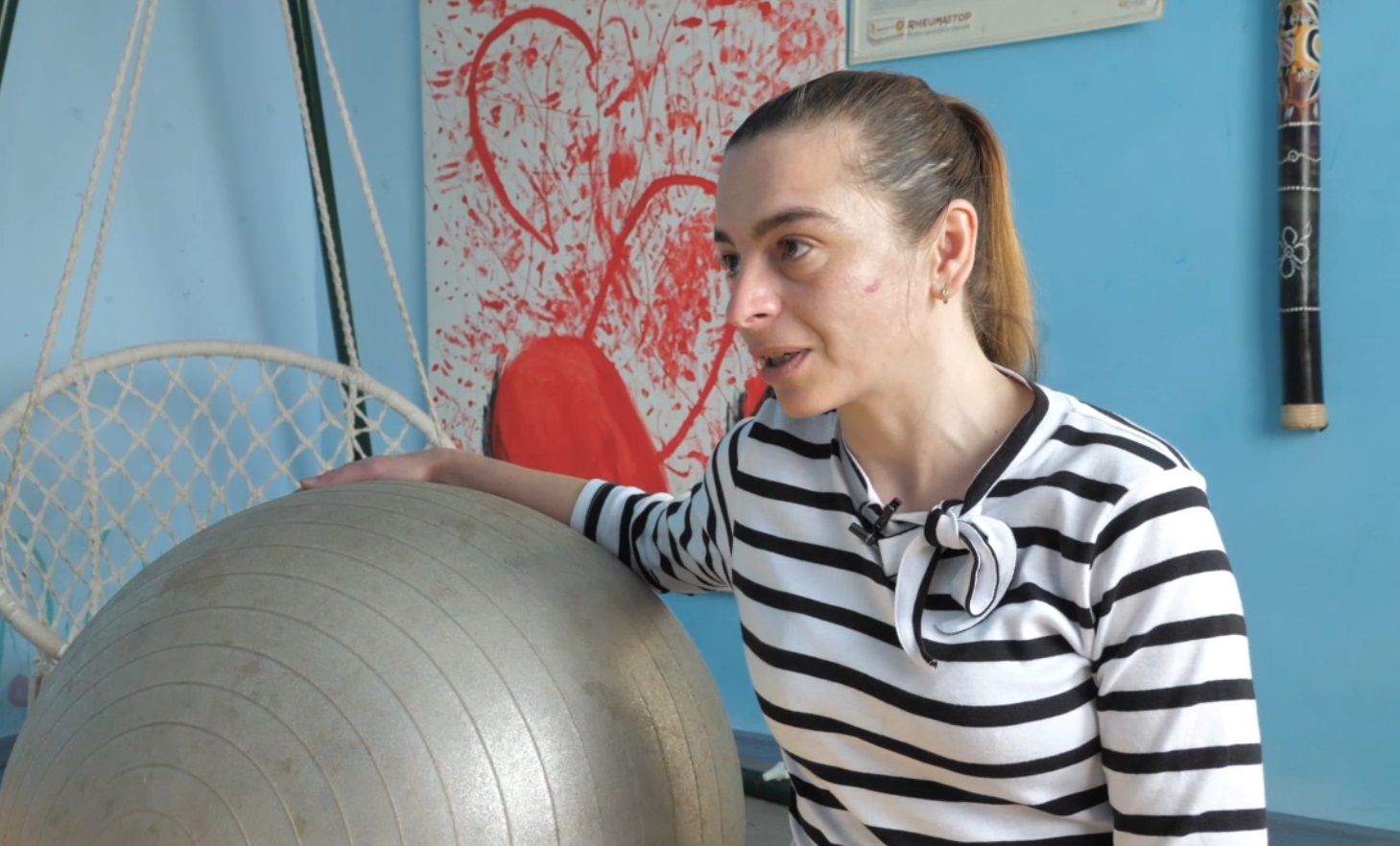 VIDEO/ Terapie cu delfini la 10.000 de kilometri distanță, pentru fetița ei diagnosticată cu autism. Cum a ajuns o mamă din Gorj să facă voluntariat în Mexic
