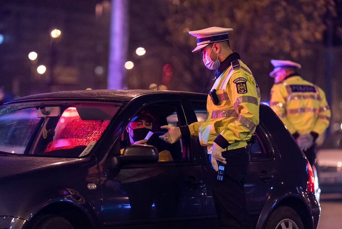 Petrecăreți prinși fără adeverințe și comentarii ironice, la filtrele de noapte ale Poliției, în carantina parțială: “Noaptea umblă virusul tare de tot. Ziua nu mai umblă”