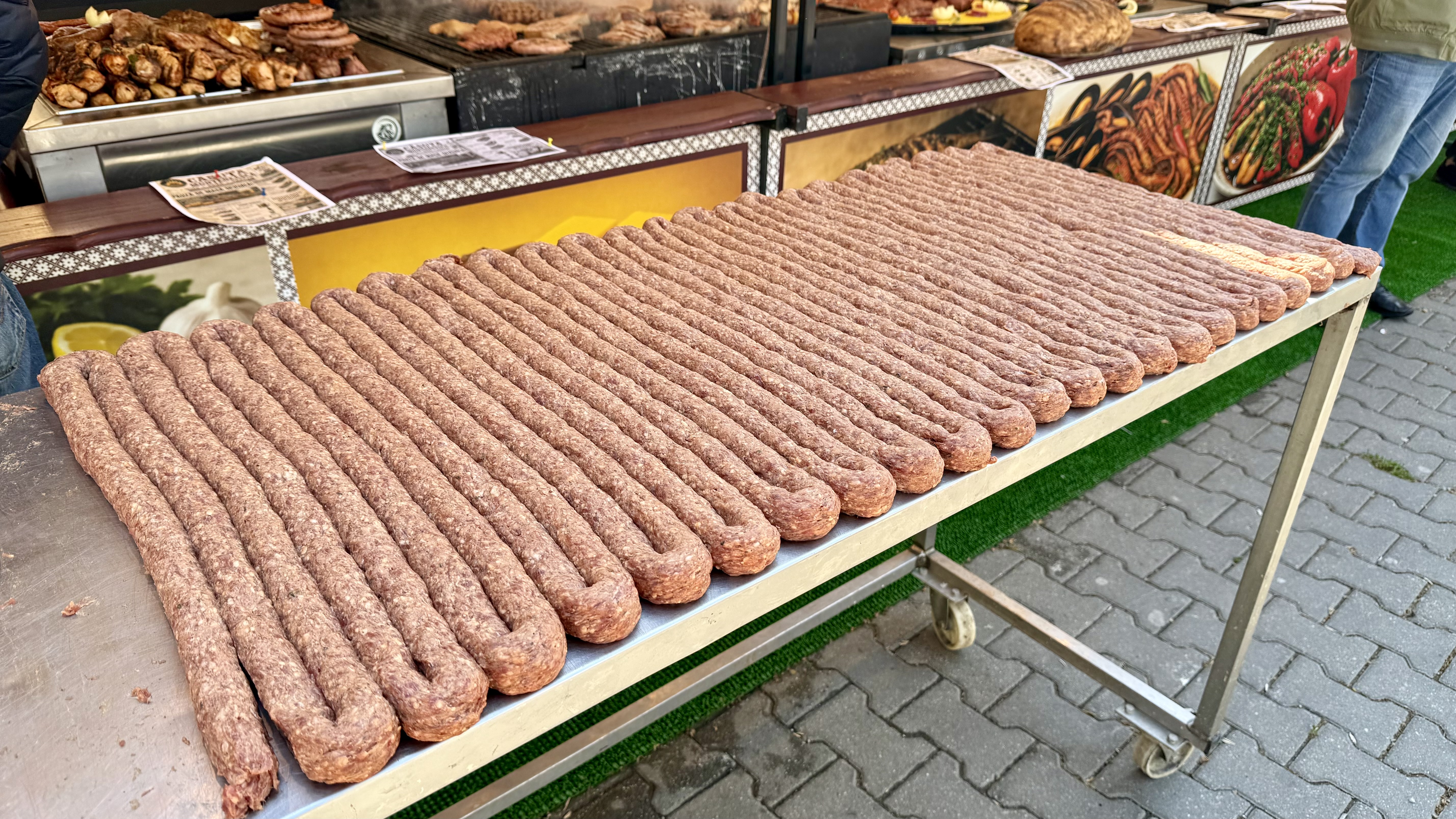 Cozi la mici de 1 Mai. Cum s-a transformat rondul din Piața Alba Iulia într-un uriaș grătar în aer liber