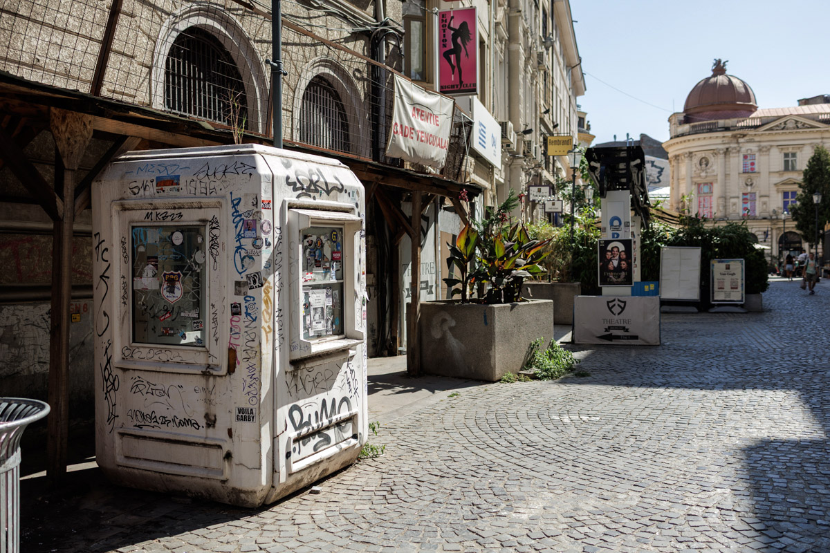Curățarea Centrului Istoric a început, dar nu se vede. Cea mai profitabilă zonă turistică din București arată deplorabil