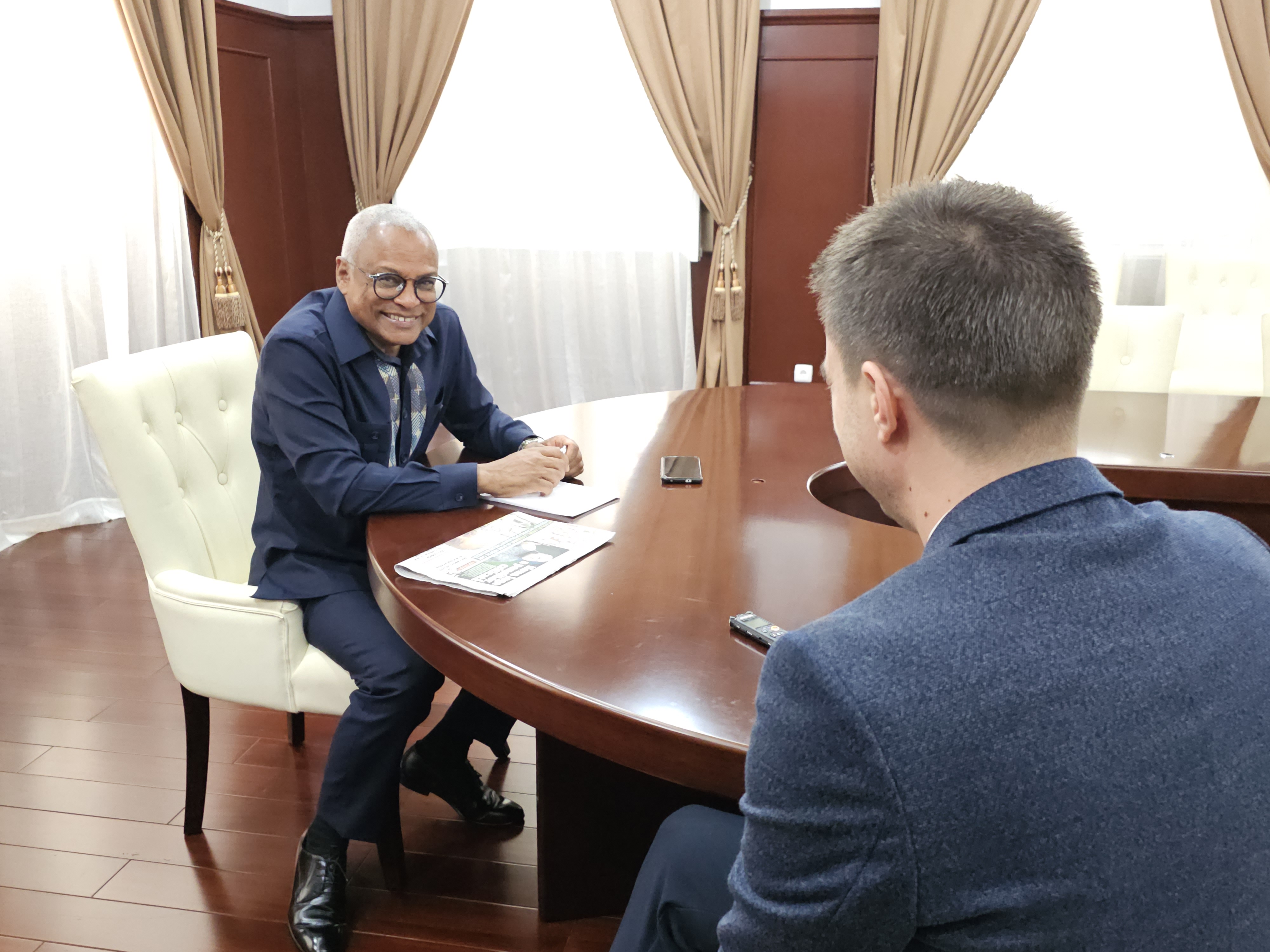 INTERVIU. Întrebat înaintea întâlnirii cu Klaus Iohannis dacă el și-ar face publice cheltuielile cu deplasările la cererea a 40.000 de oameni, José Maria Neves, preşedintele din Capul Verde, a răspuns: „Nu e nevoie de 40.000. Dacă o singură persoană îmi cere ceva, eu sunt obligat să răspund”