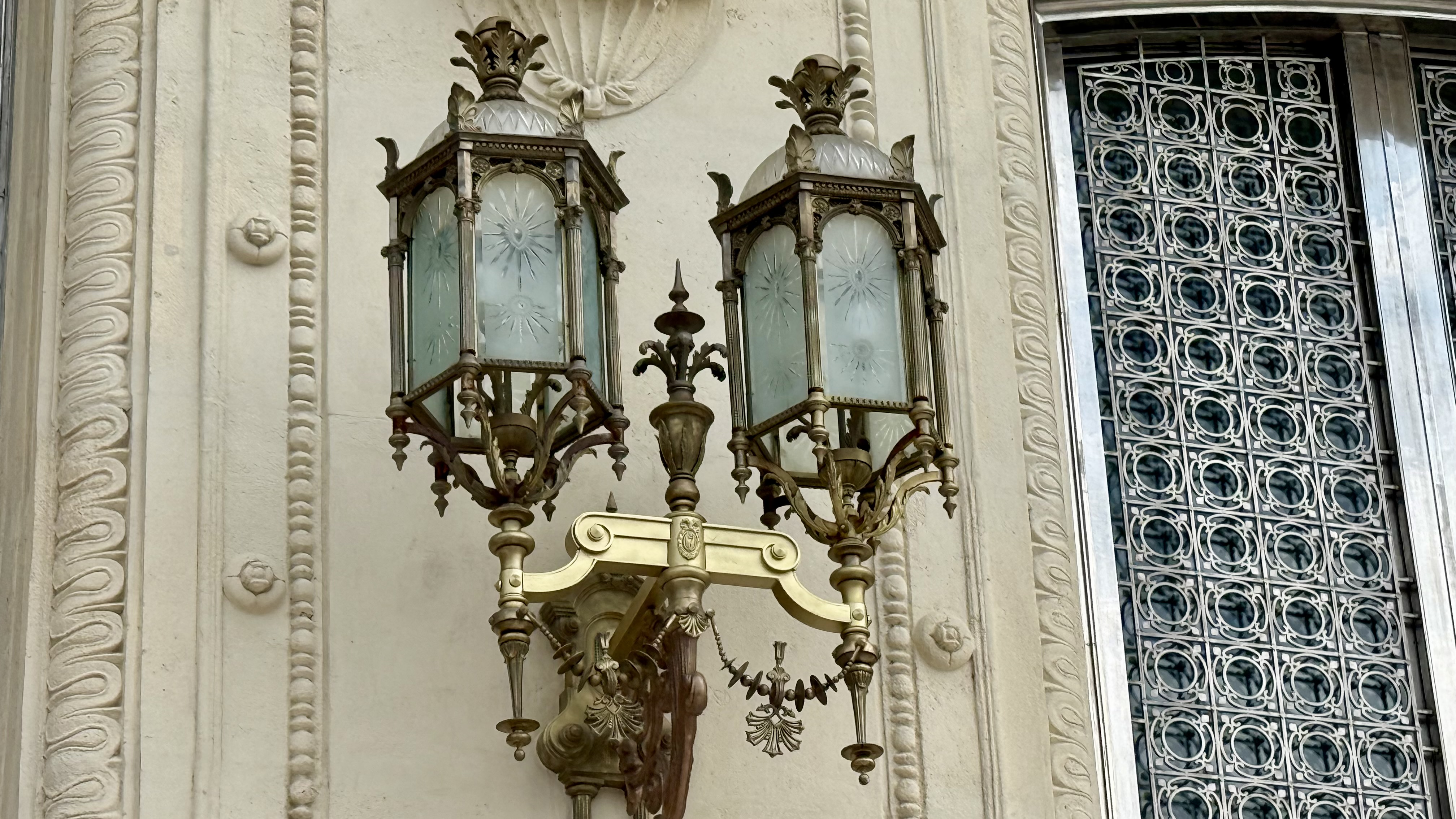Secretele marmurei interzise de Ceaușescu și stema de 3,5 tone! Am vizitat Senatul României: buncărul pentru 300 de persoane și liniile de metrou fantomă