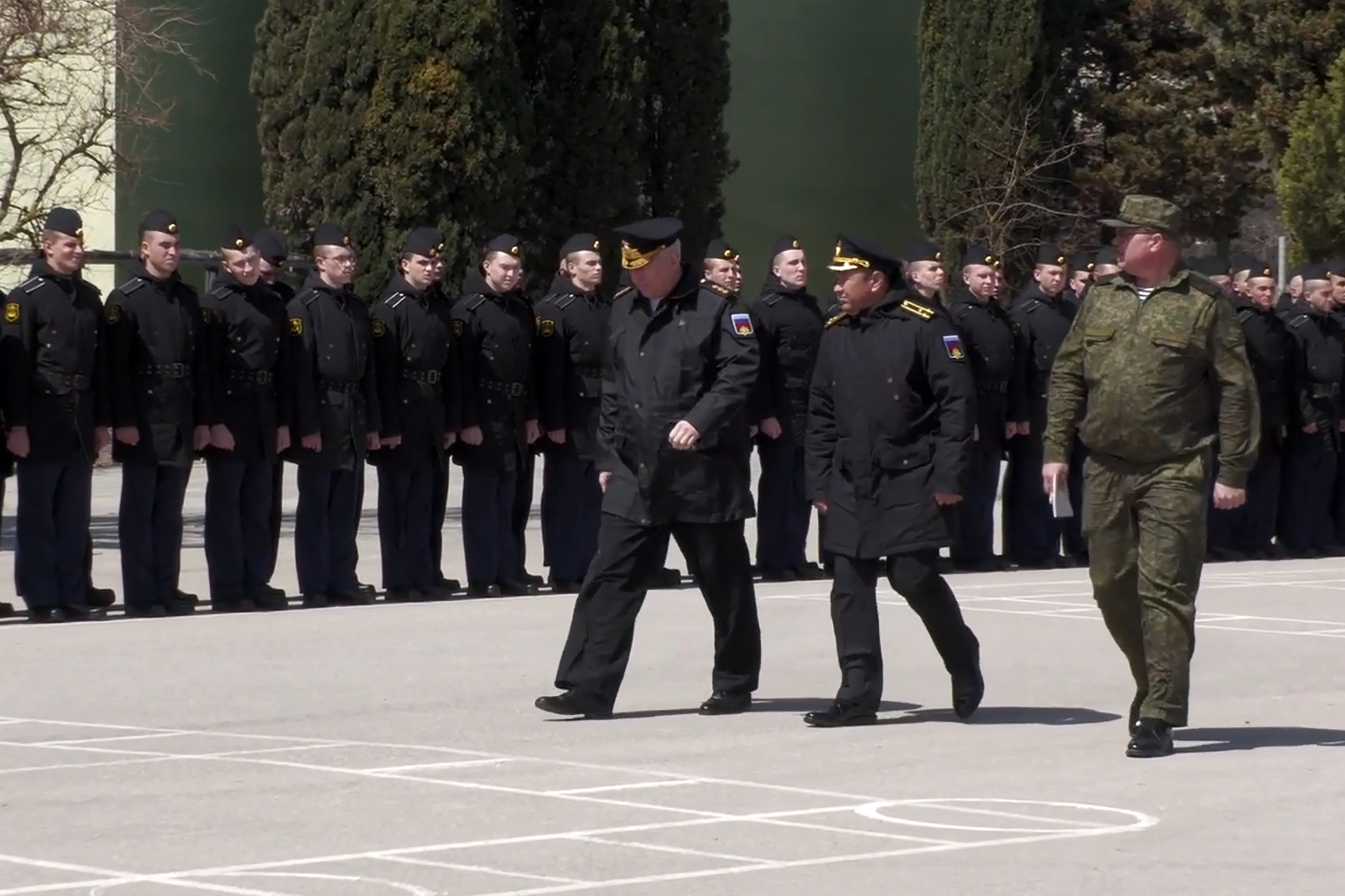 Rusia susține că echipajul de pe crucișătorul scufundat Moskva a fost salvat și prezintă primele imagini "doveditoare"