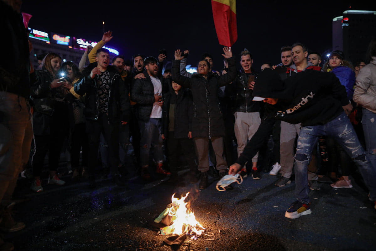 Protestul anti-restricții din Capitală, încheiat cu violențe și arestări. Manifestații și în alte orașe din țară
