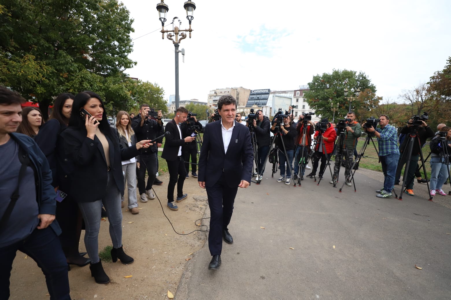 Scandal în Piața Unirii legat de lucrările la planșeu. Nicușor Dan a venit cu buldozere pentru gardurile lui Daniel Băluță. A intervenit și premierul Ciolacu