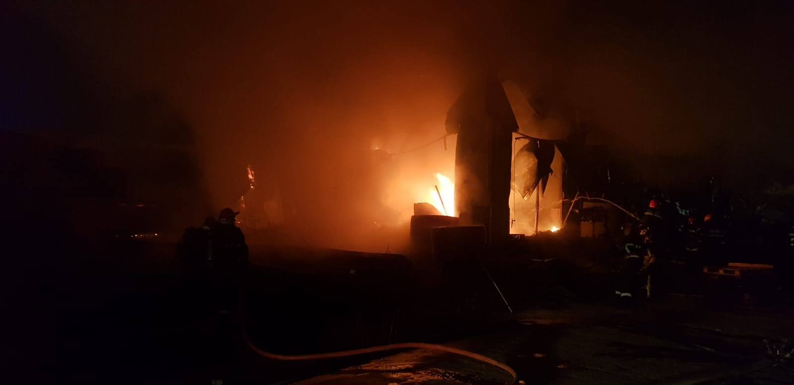 Incendiul la un depozit de pe șoseaua Fundeni din București a fost stins. Locuitorii, avertizați prin Ro-Alert