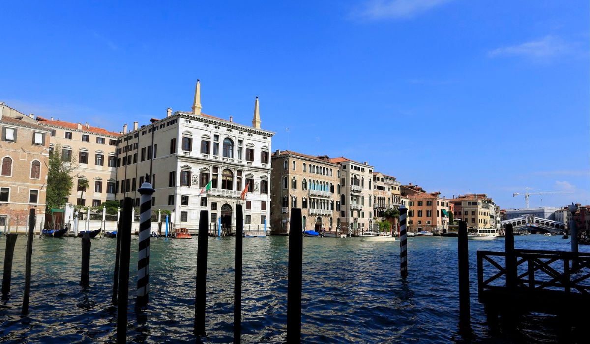 Veneția, orașul celor 118 insule din laguna venețiană, oferă plimbări cu gondola pentru doar 2 euro
