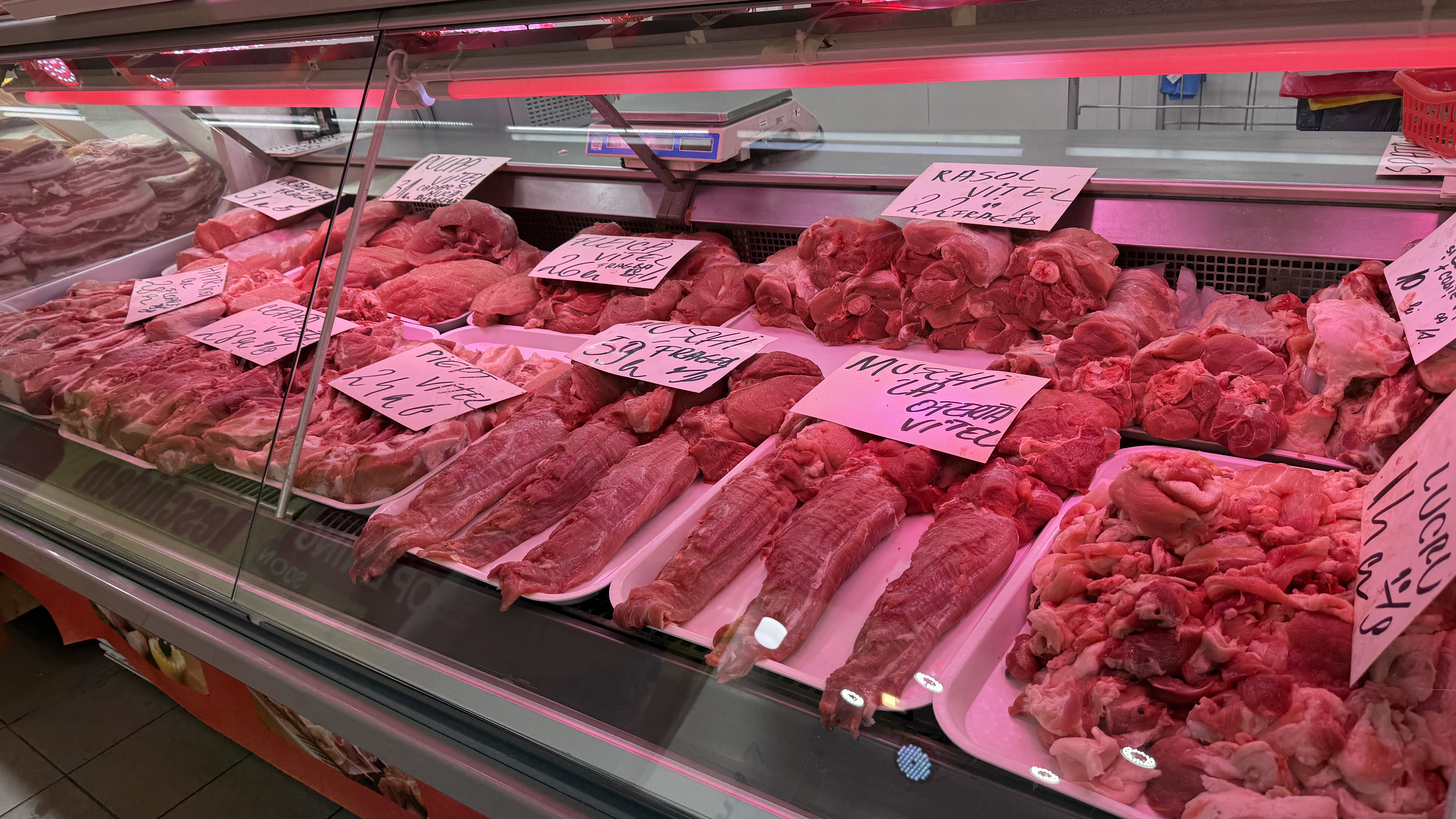 A început bătălia pentru carnea de porc. Reportaj în hala Obor: cât ne costă preparatele pentru sarmale și tobă?