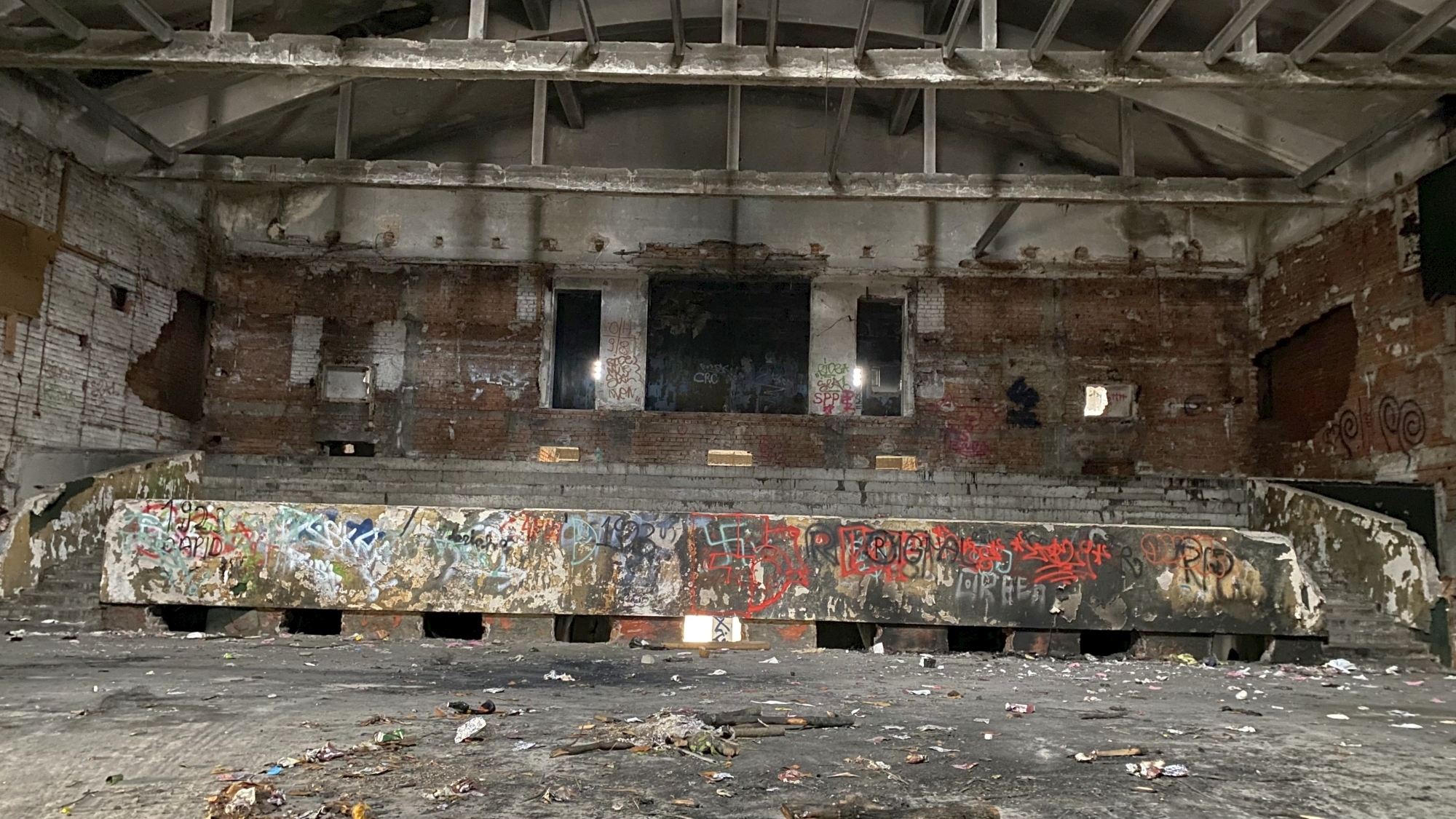Cum arată la interior cinematograful Giulești, abandonat de autoritățile locale de mai bine de 20 de ani. Disputa dintre edili pe clădirea-simbol a cartierului