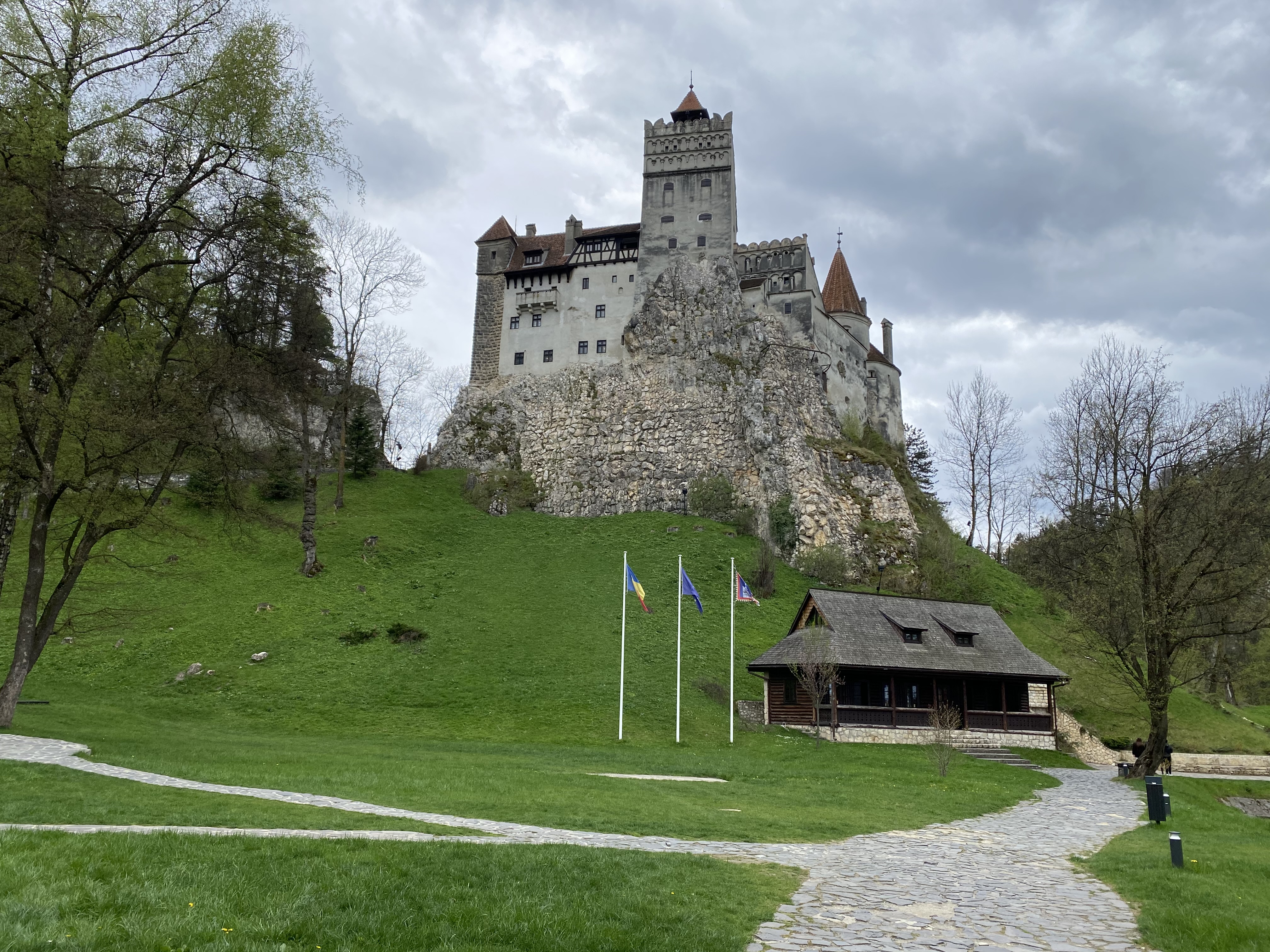 Cum decurge vaccinarea la Castelul Bran. Mai mulți turiști străini, printre cei imunizați