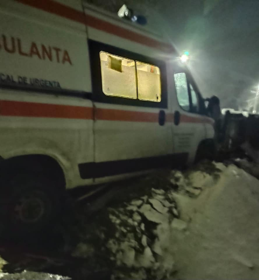 O ambulanță cu pacient, accident din cauza vremii: șoferul a derapat pe zăpadă și a intrat într-un gard. „Iarna din aprilie aduce probleme”