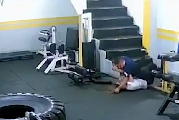 Un culturist și-a bătut fosta iubită pentru că a refuzat să se întoarcă la el. Atac la sala de sport, totul a fost filmat | FOTO